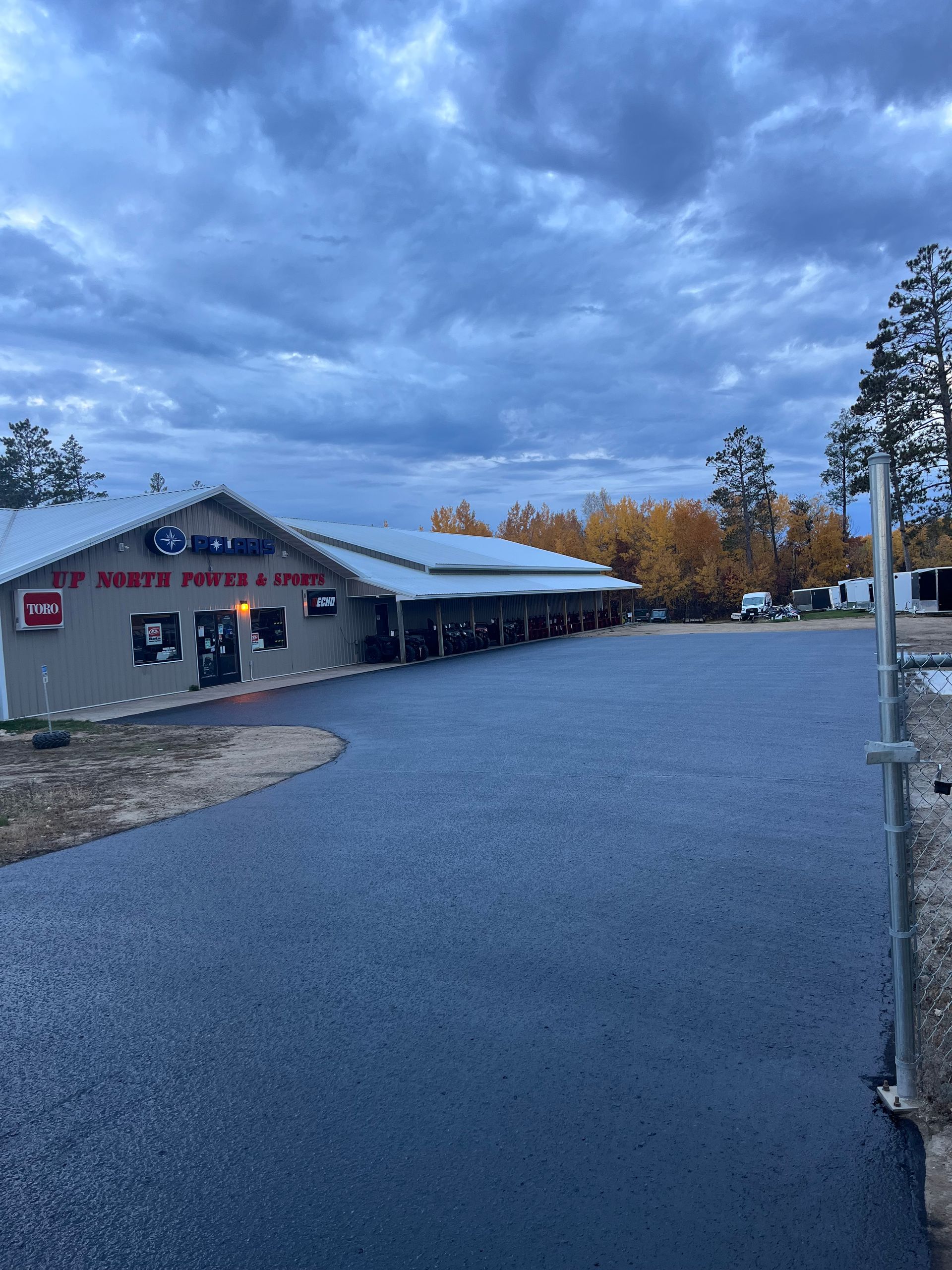 A large building with a lot of cars parked in front of it.