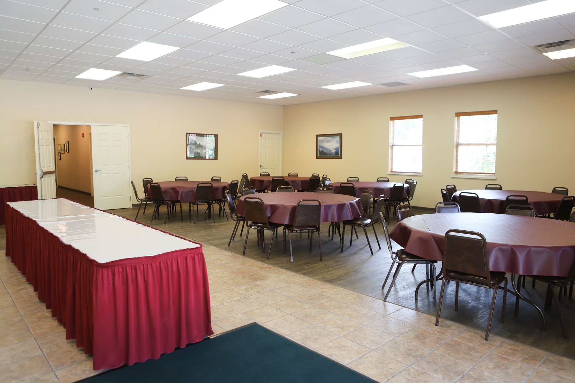 A picture of the Anthony Funeral Home and Crematory luncheon room. 