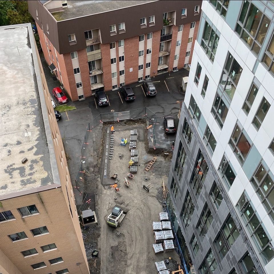 An aerial view of a construction site between two buildings