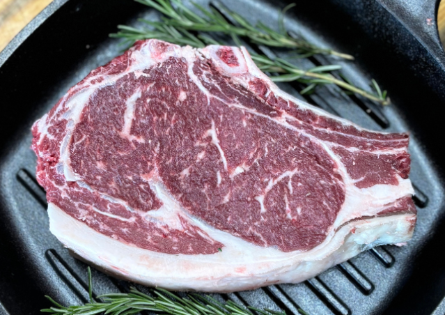 A large piece of meat is sitting on top of a grill pan.