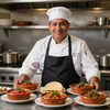 Mujer Chef con uniforme blanco y delantal negro, presentando platillos mexicanos en una cocina profesional