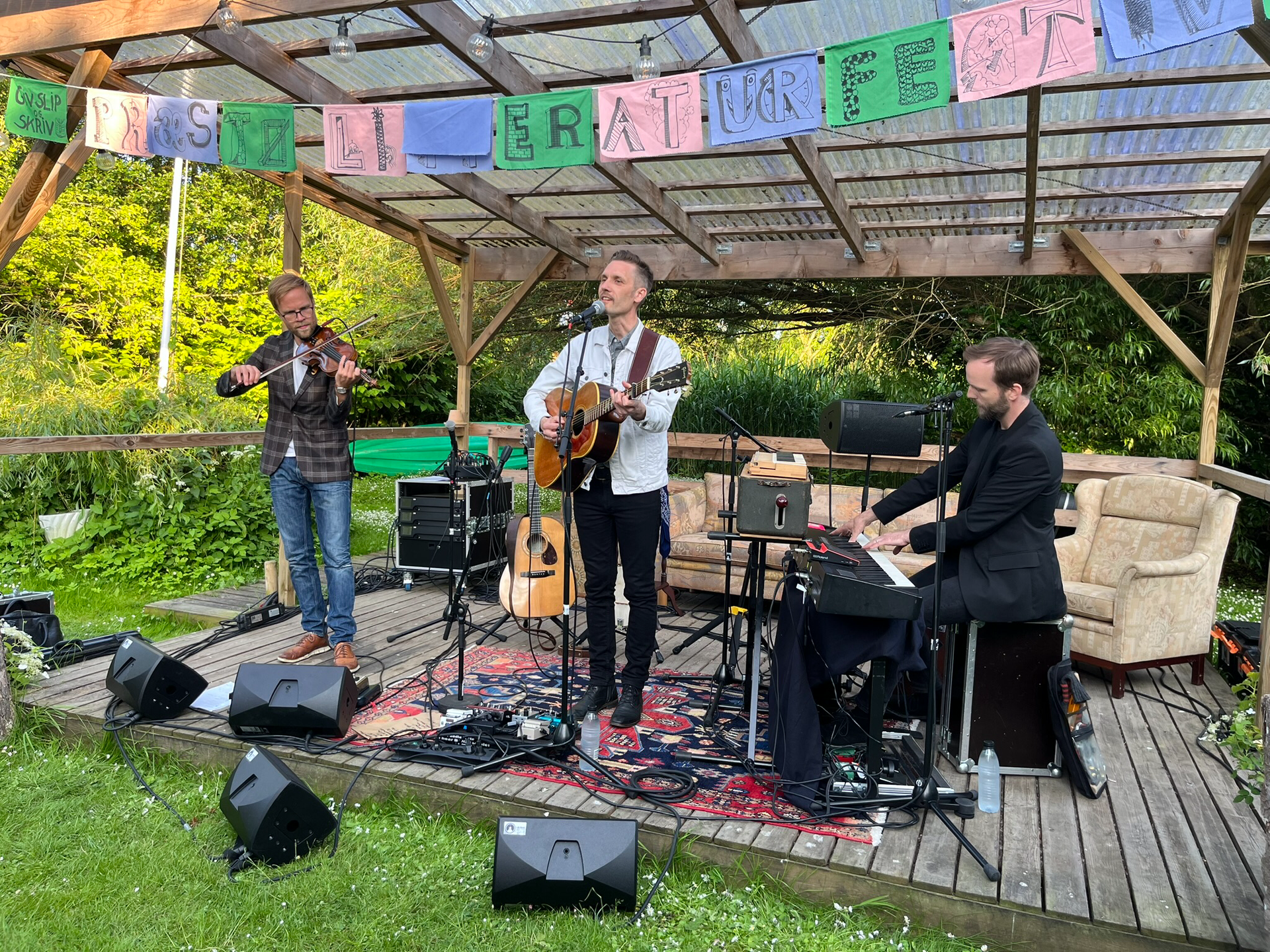 En gruppe mænd spiller instrumenter på en scene 