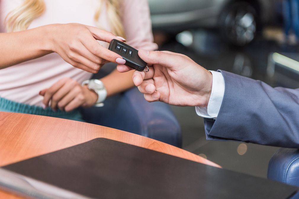 Interni neri dell'auto con cruscotto digitale che visualizza la navigazione, volante a sinistra.