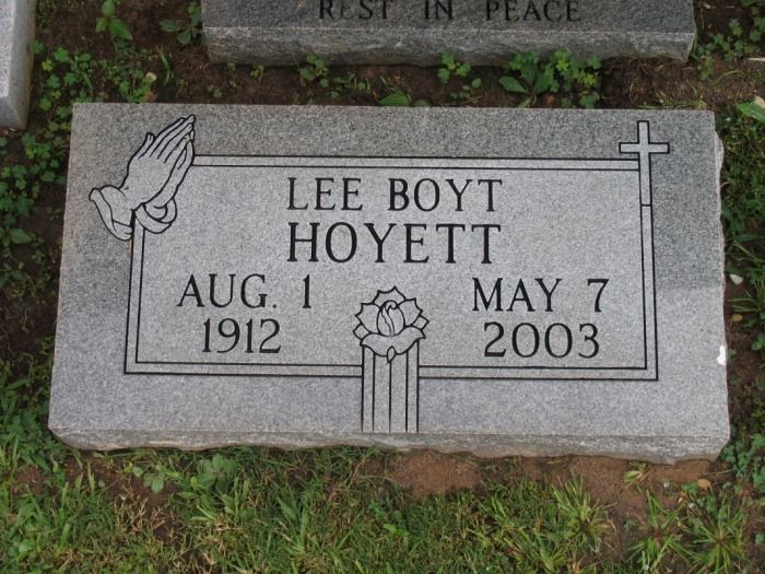 Tombstone of Lee Boyt Hoyett: Birth August 1, 1912, Death May 7, 2003, with praying hands and a cross etched into the stone.