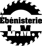 Logo : Texte « Ébénisterie LM » en blanc, superposé à un cercle noir en forme de lame de scie.
