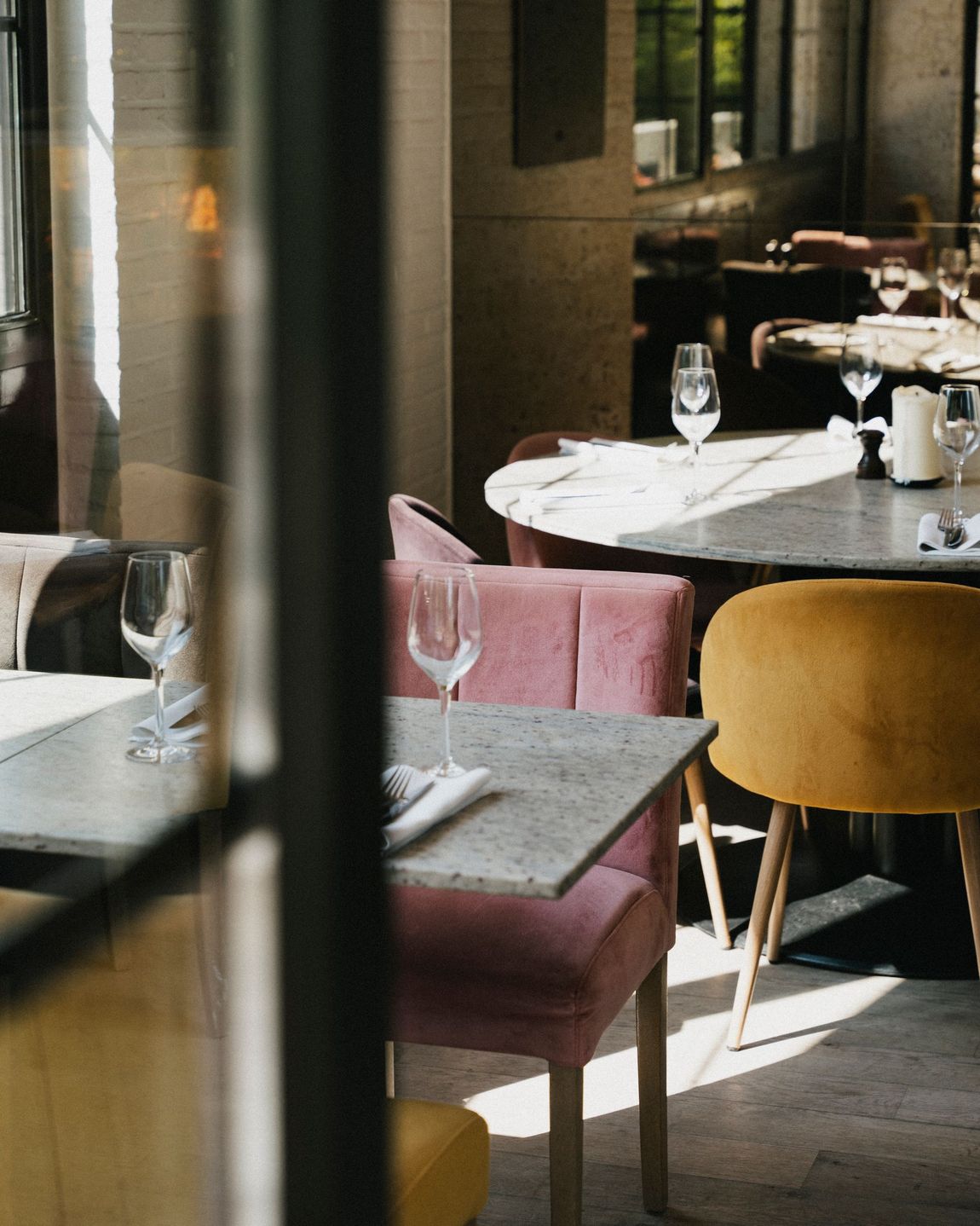 Gezellig interieur met gedekte tafels in restaurant Armalot by Julia in De Panne