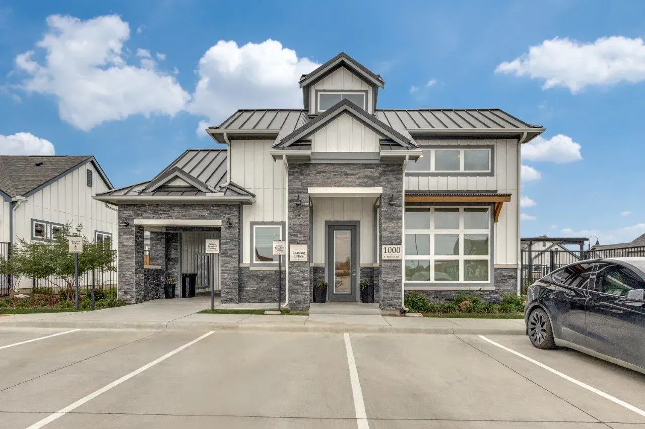 A large building with a car parked in front of it.