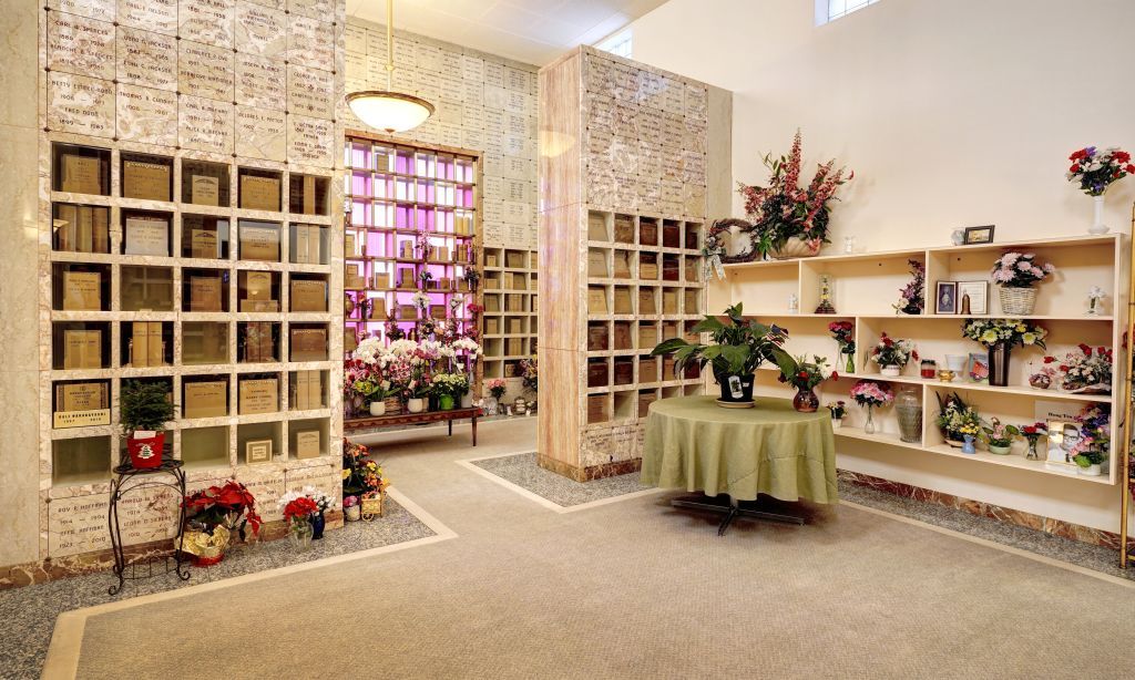 a memorial room with lots of flowers and memoriums