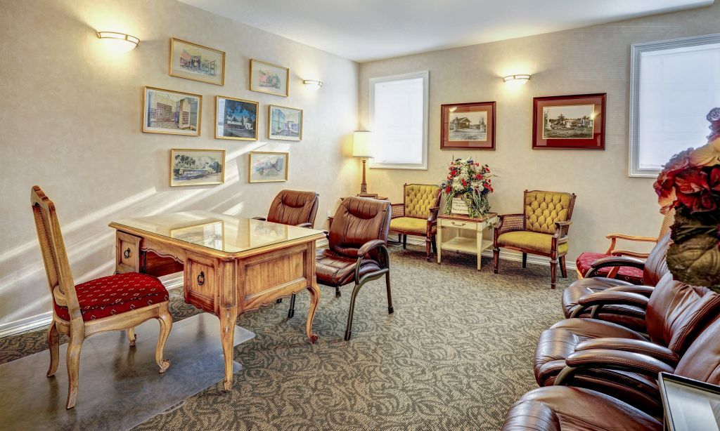 A living room with a table and chairs in it