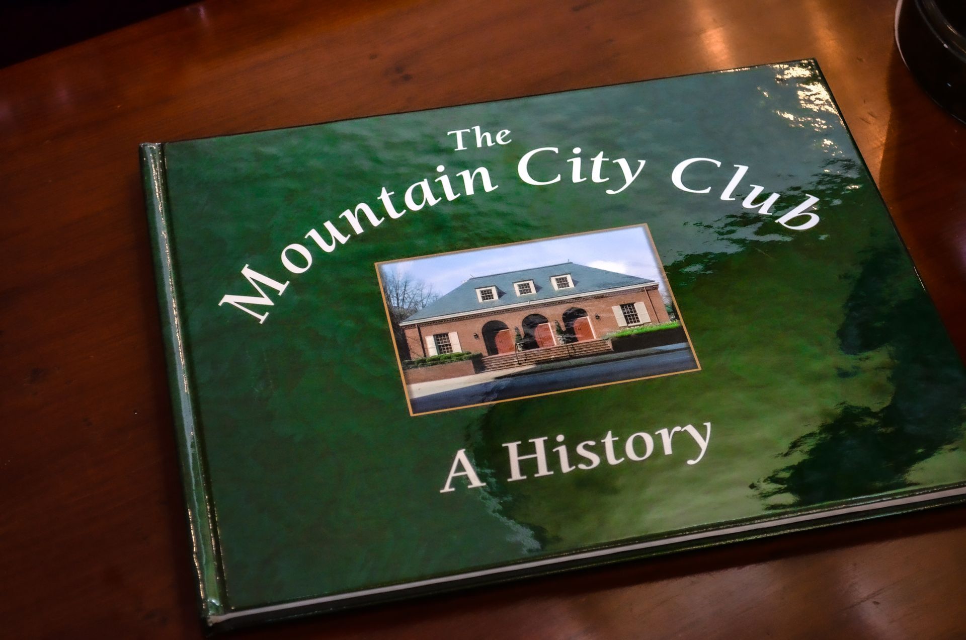 A green book titled the mountain city club a history