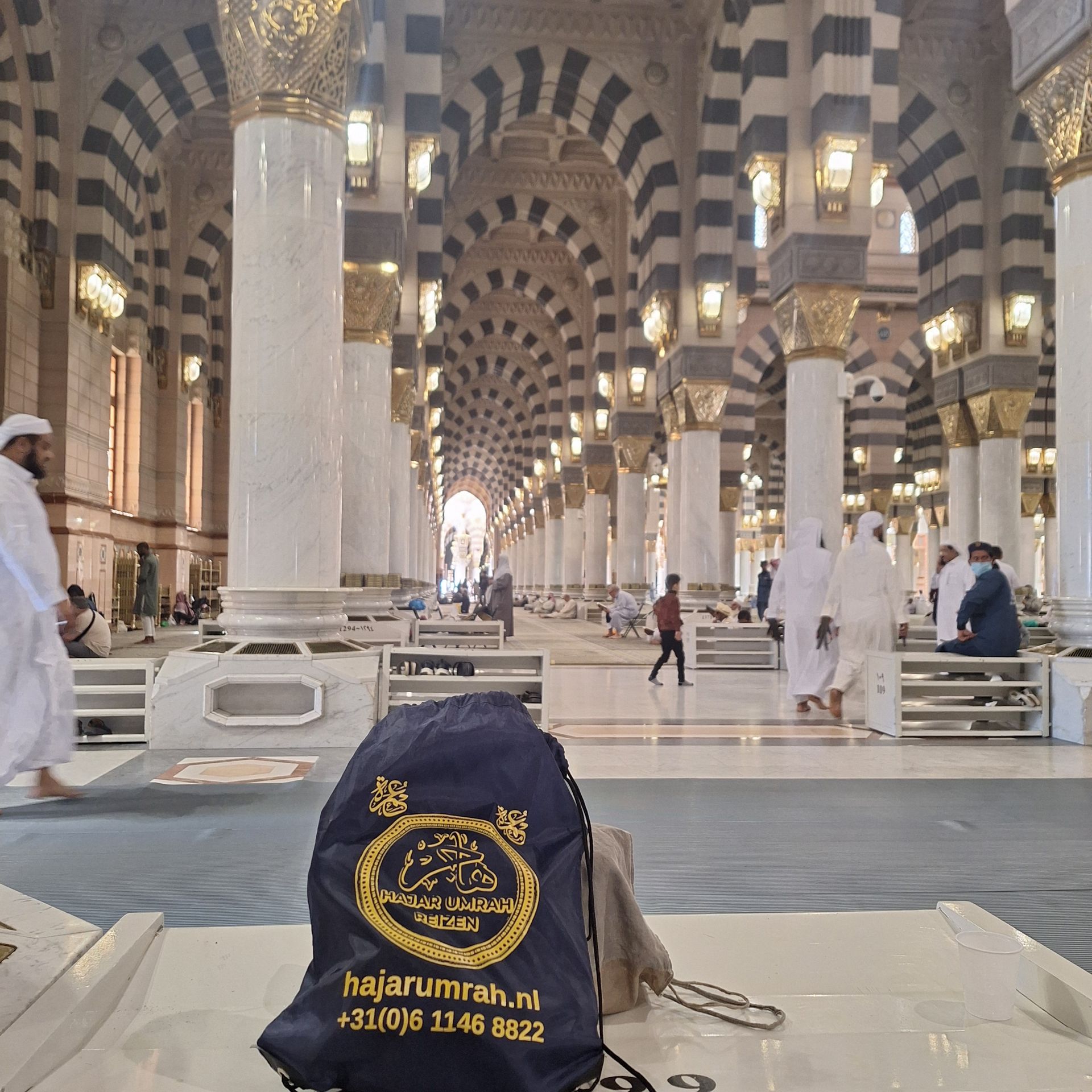 Een blauwe tas met de tekst haiarumrah.pl erop