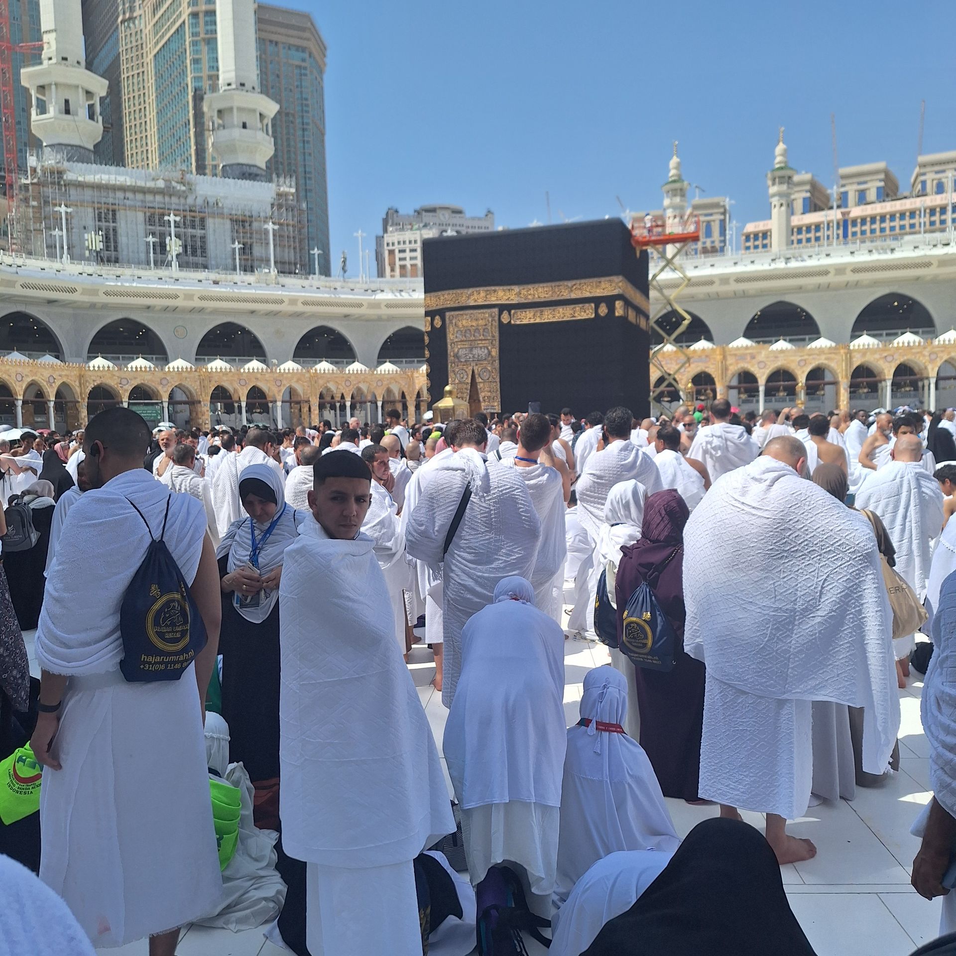 Een grote groep mensen verzamelt zich voor een kaaba