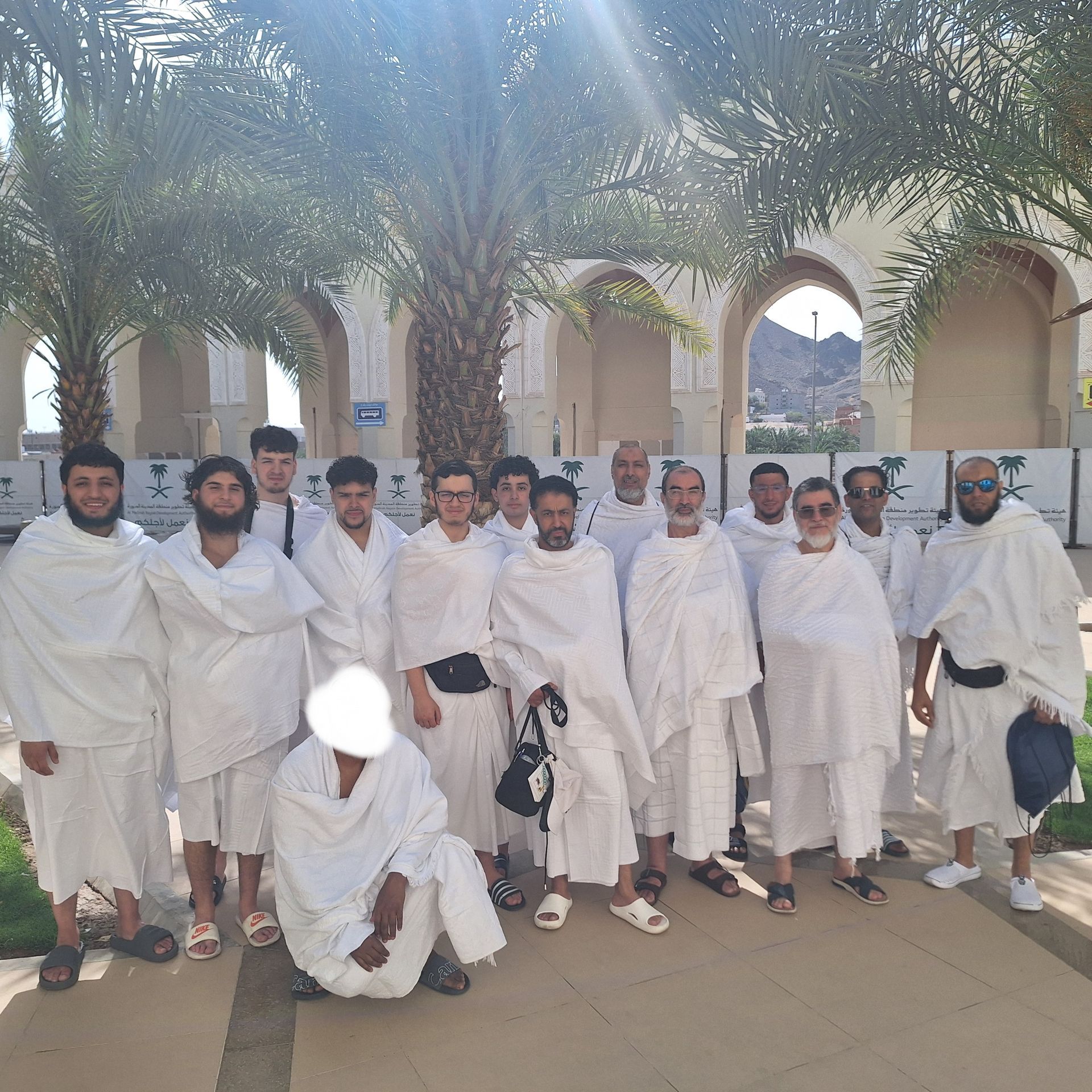 Een groep mannen in witte gewaden poseert voor een foto