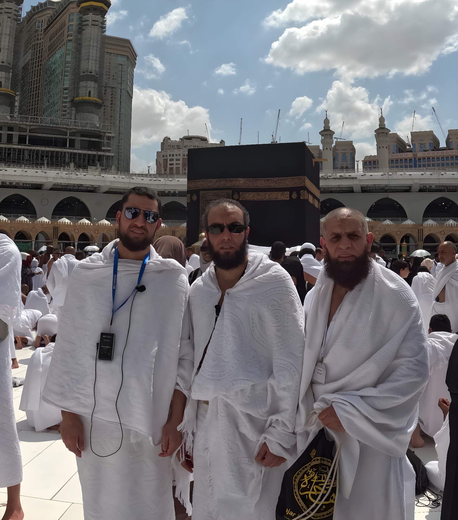 Een groep mannen die voor een kaaba staan