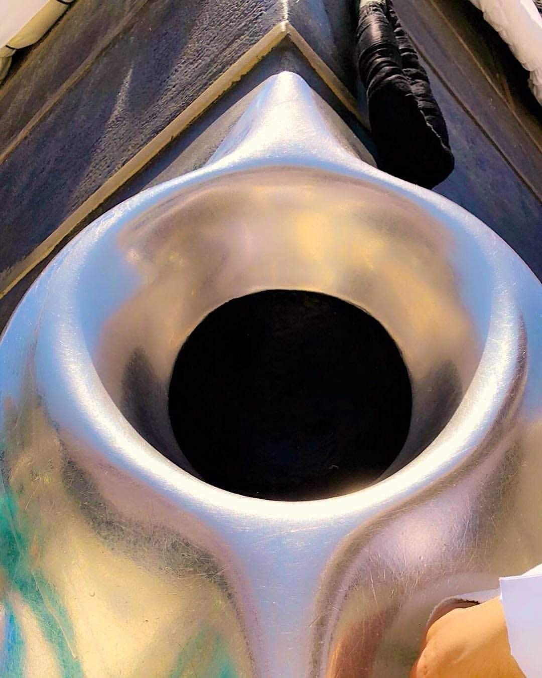 Een close-up van een metalen voorwerp met een gat in het midden
