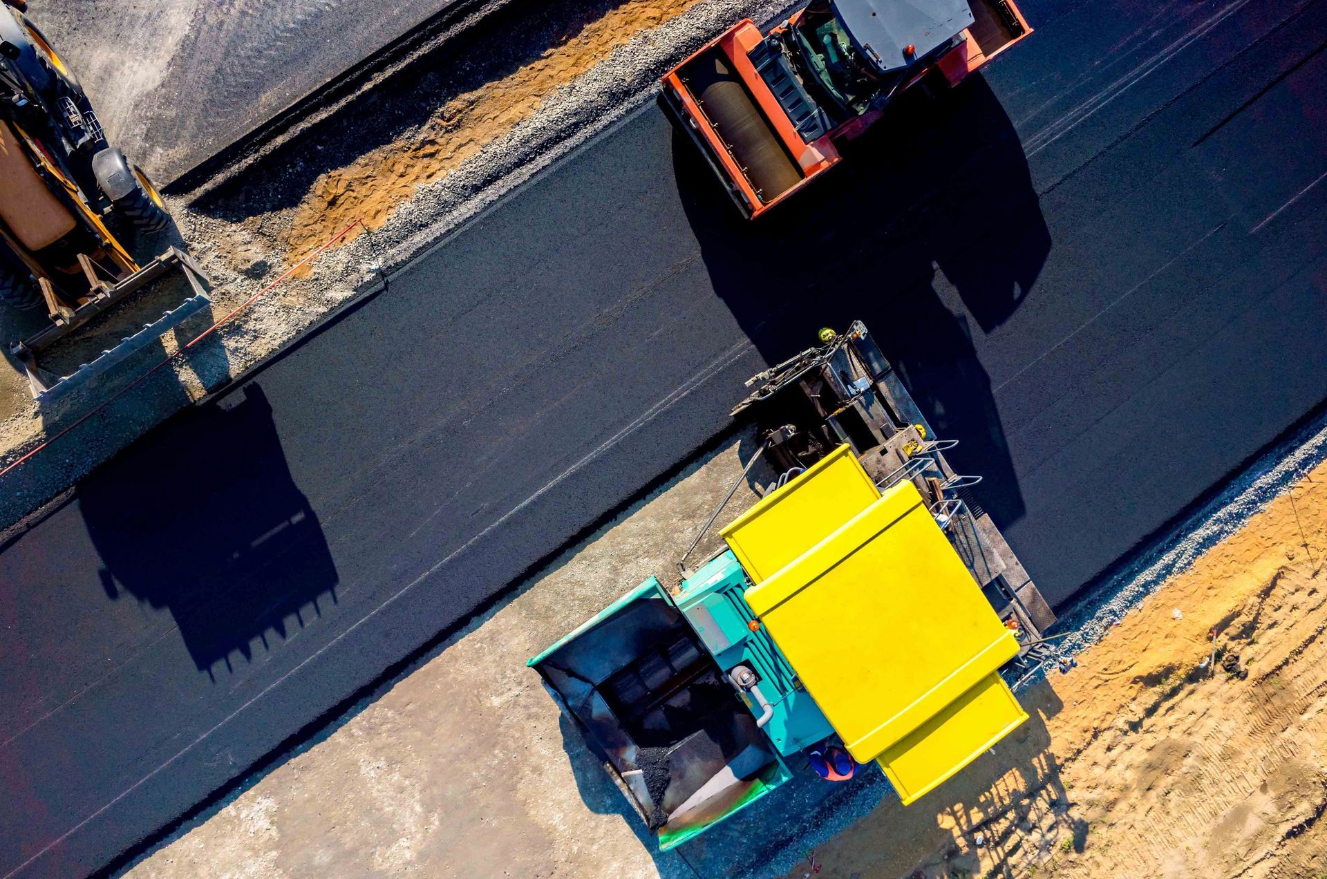 Asphalt paver wear resistant screed plate