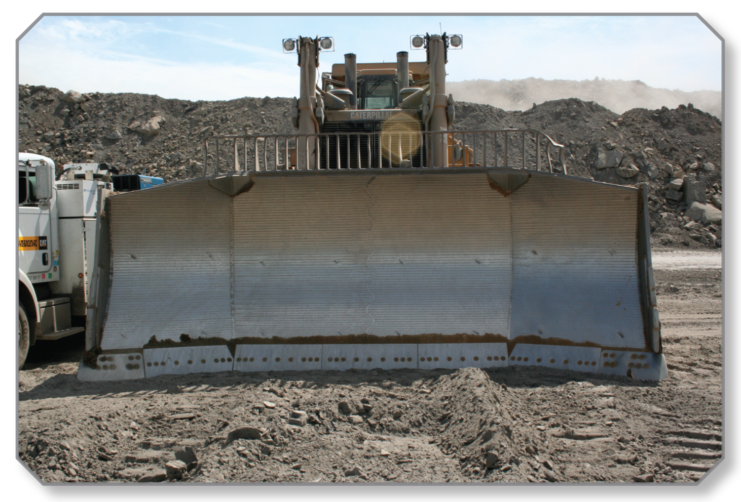 smooth surface wear resistant dozer blade liner - chromium carbide overlay