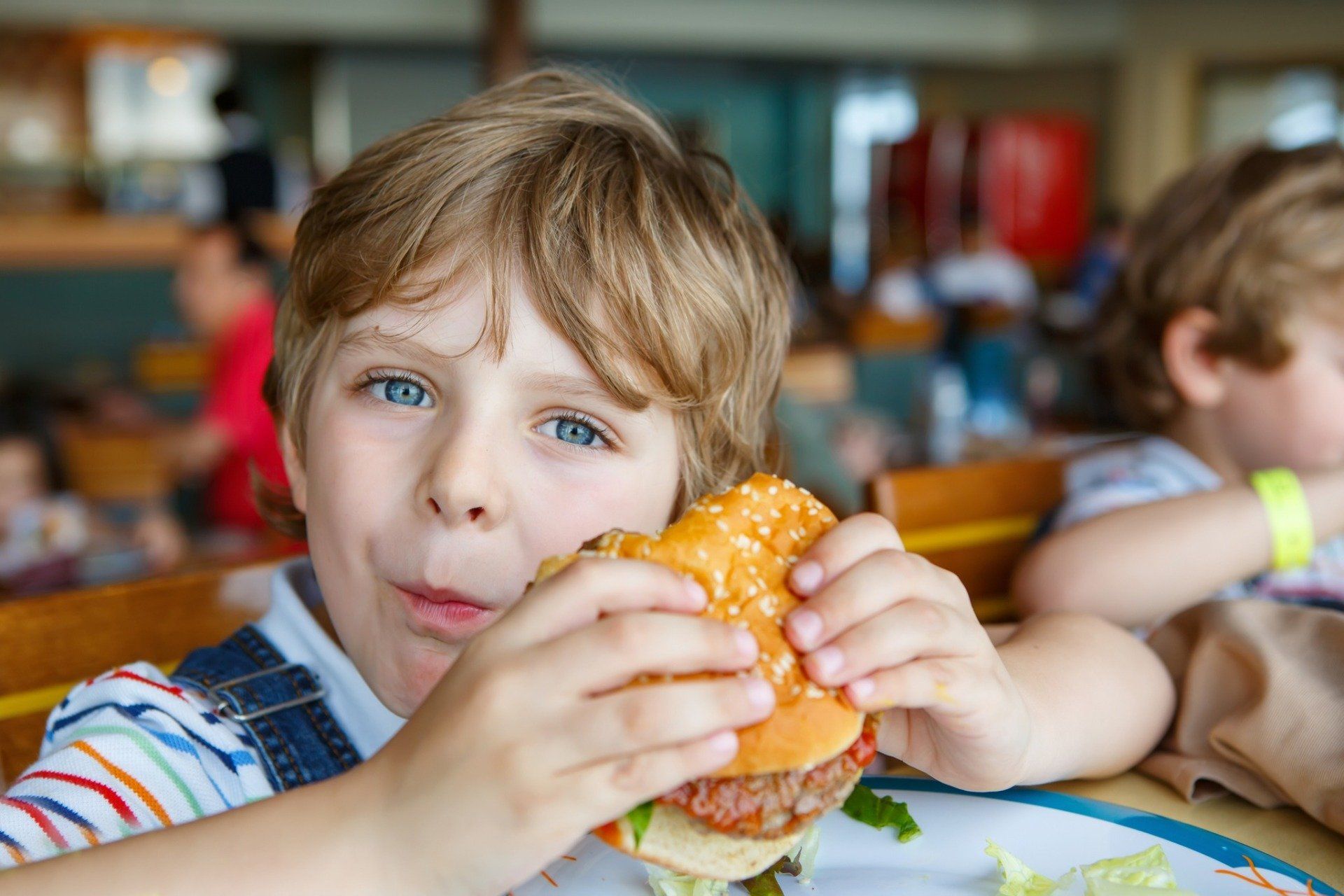 Bambino con hamburger