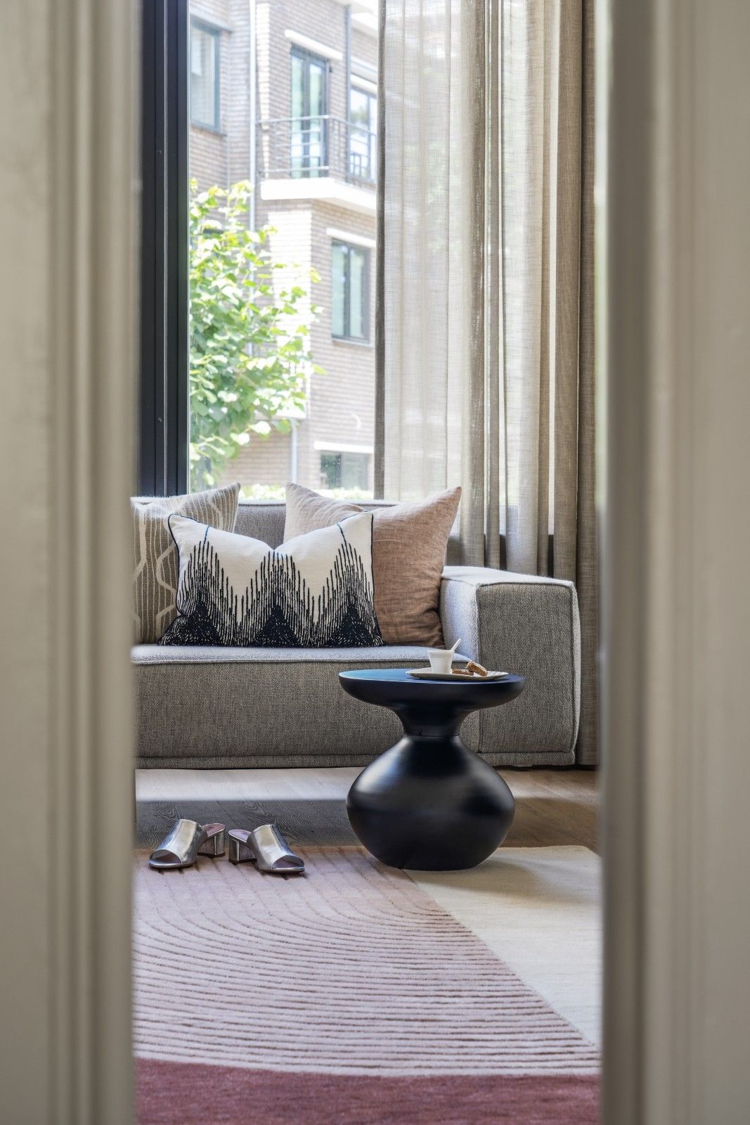 Doorkijk woonkamer beneden woning Utrecht | Villa18 Interieurs 
