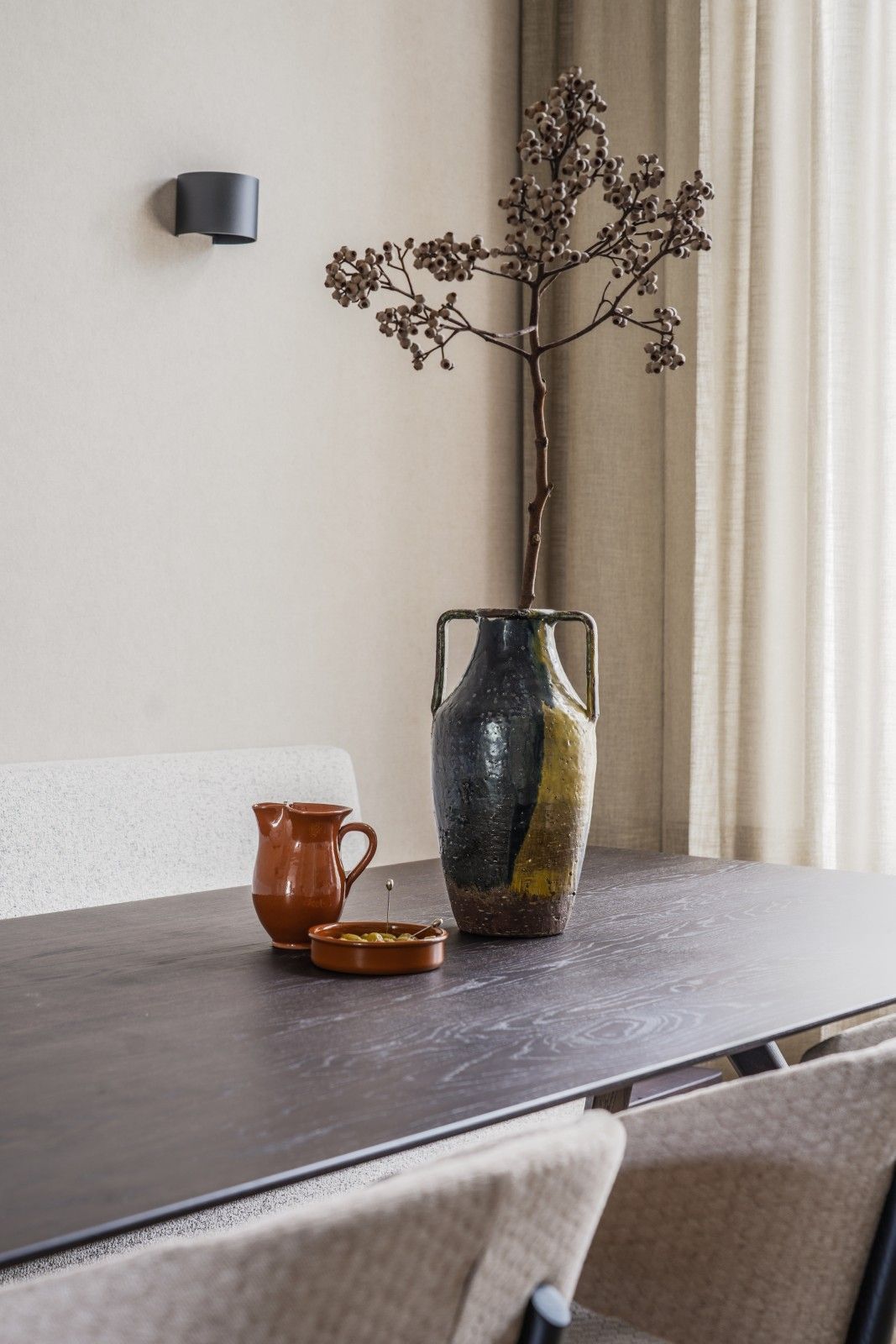 Eethoek keuken styling eettafel beneden woning Utrecht | Villa18 Interieurs 
