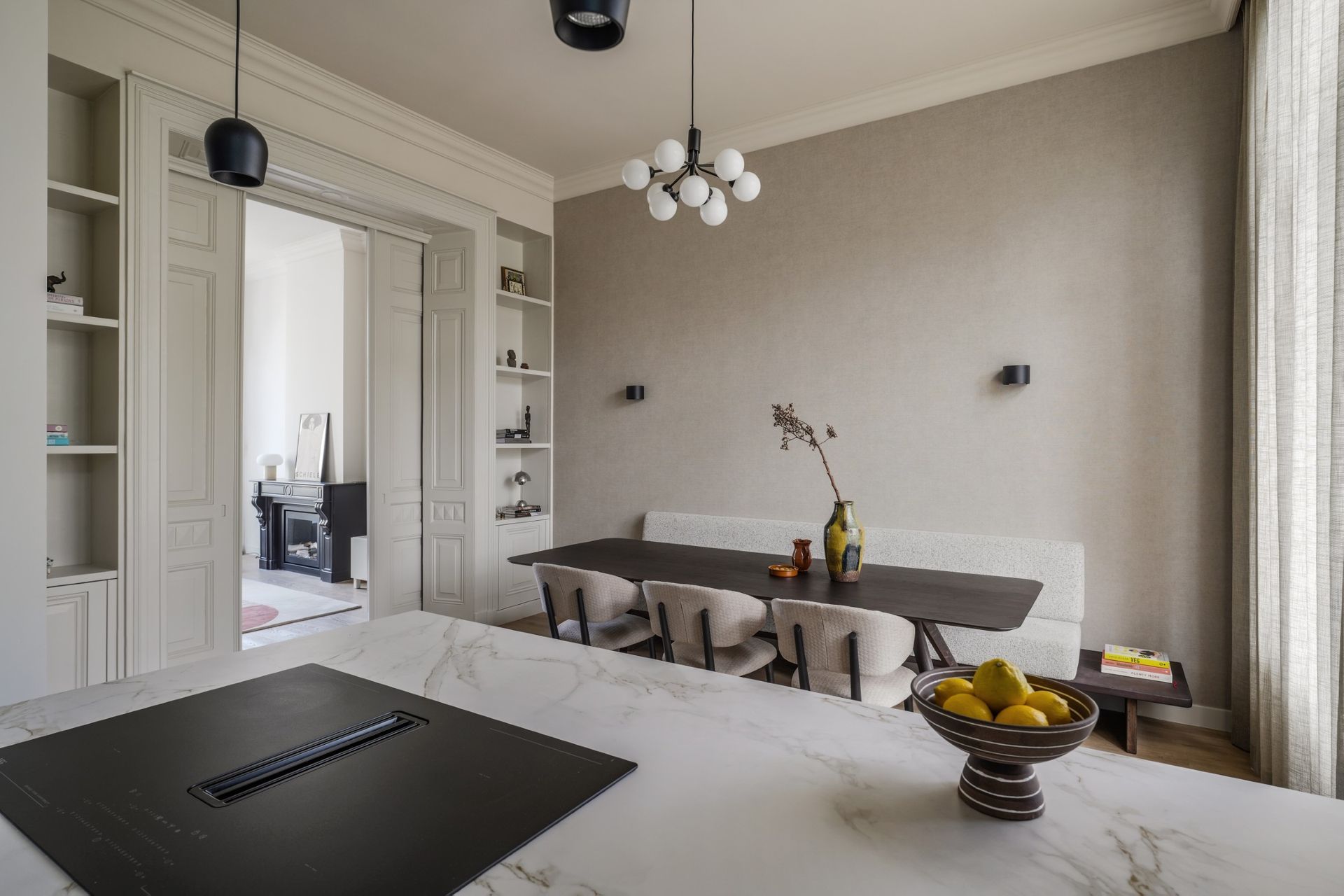 Eetkamer met bank beneden woning Utrecht | Villa18 Interieurs 

