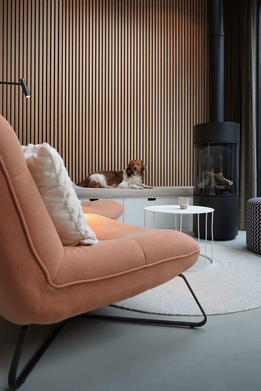 Moderne aanbouw met latten wand | Villa18 Interieurs