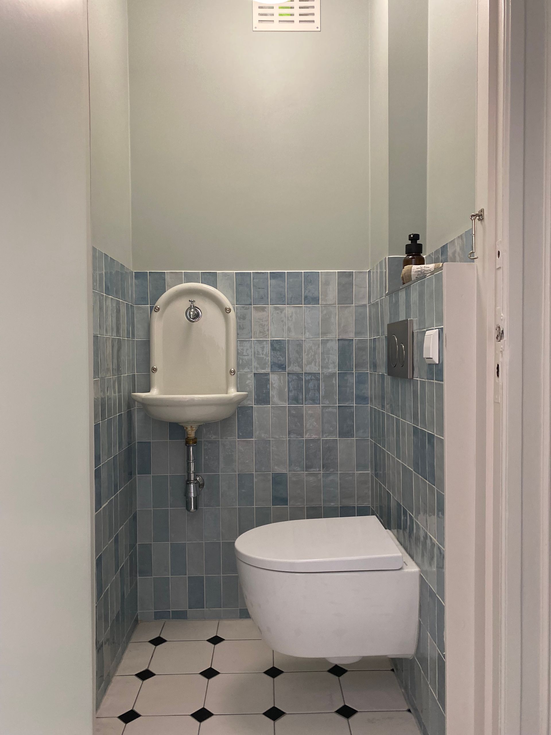 Toilet karakteristieke woning Utrecht | Villa18 Interieurs 