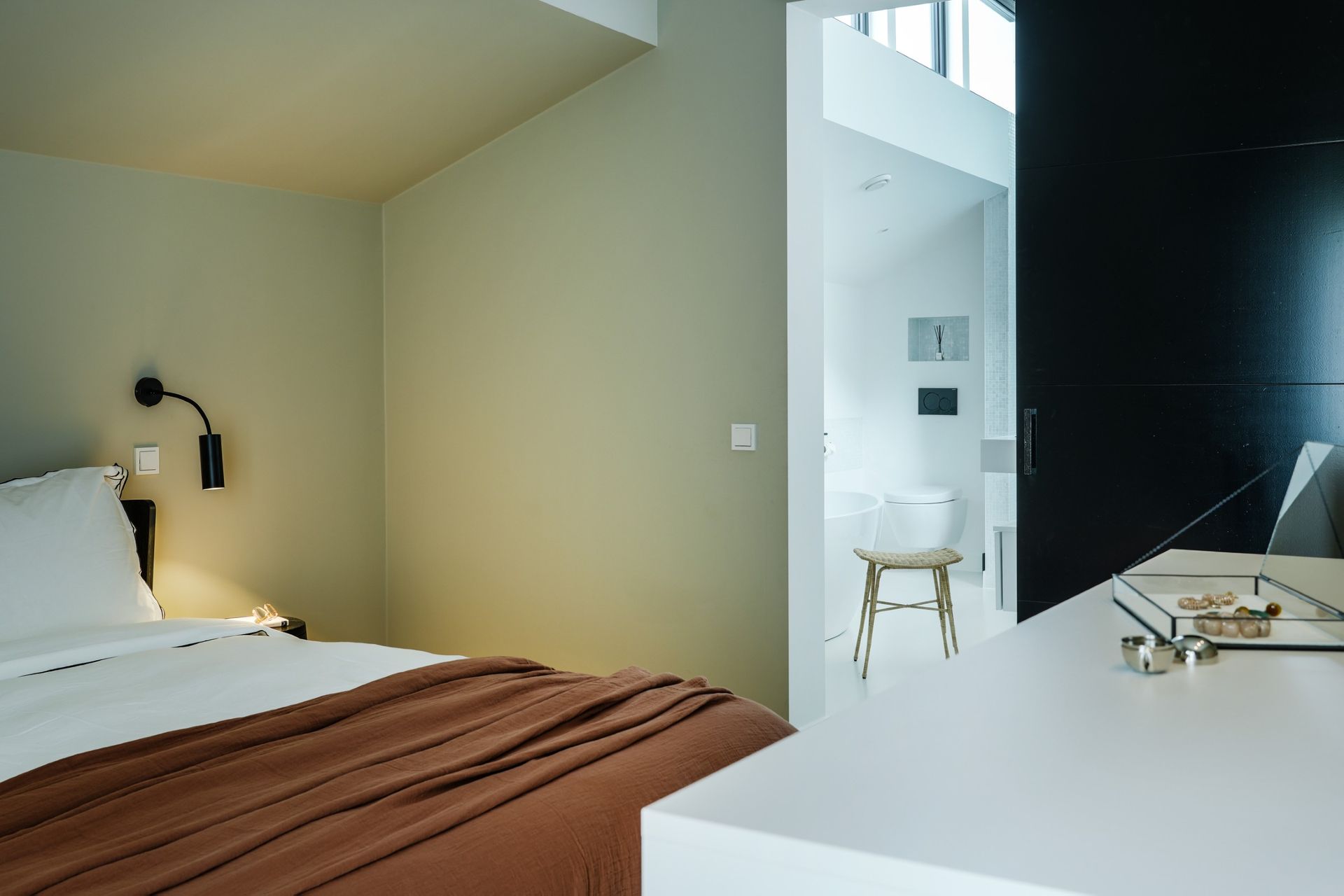 Slaapkamerontwerp Master Bedroom maatwerk kledingkast  villa | Villa18