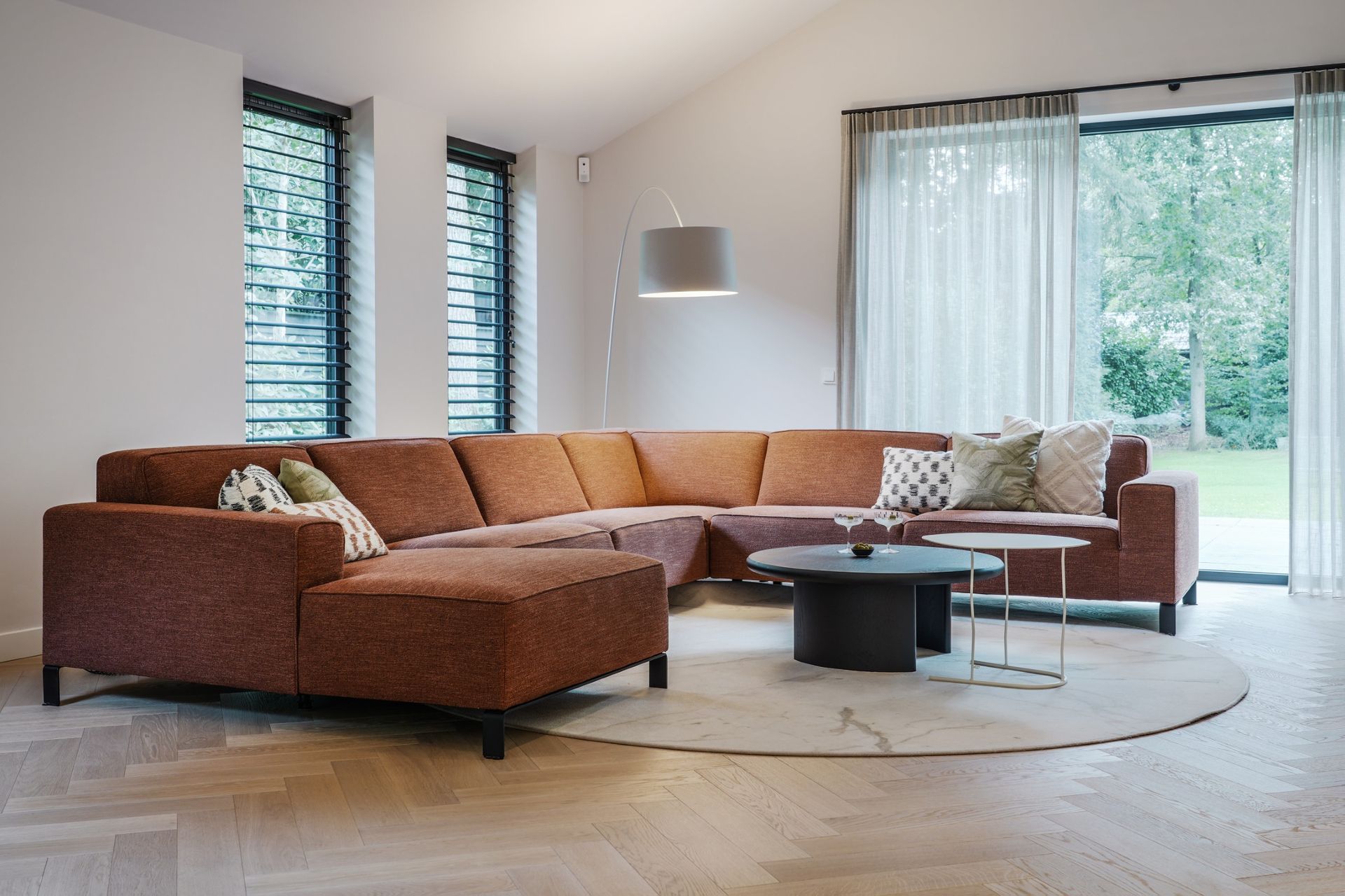 Interieur Jaren 70 villa Bilthoven roestbruine terra bank | Villa18 Interieurdesign