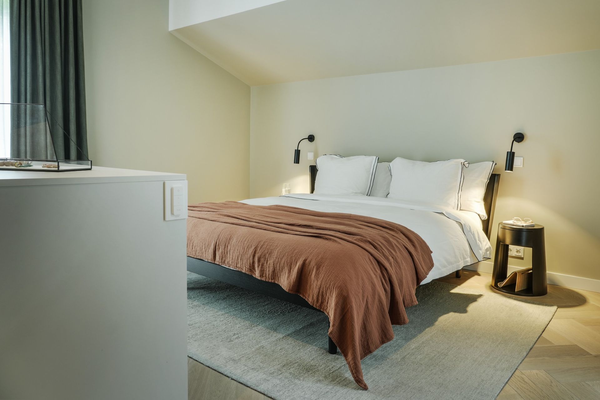 Slaapkamerontwerp Master Bedroom met en-suite badkamer jaren 70 villa | Villa18