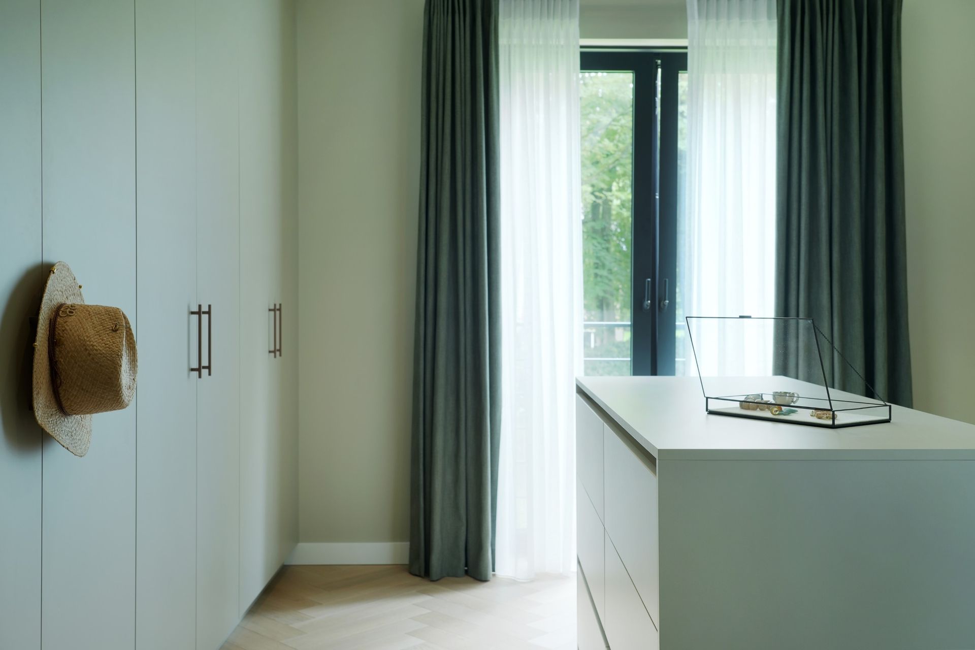 Master bedroom in jaren 70 villa met warme natuurlijke kleuren en maatwerk kledingkast | Villa18