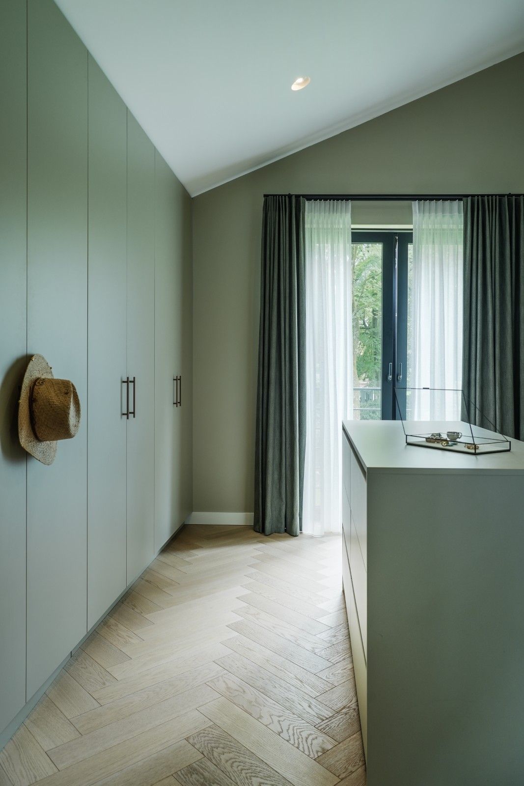 Jaren 70 villa Bilthoven maatwerk kledingkast slaapkamer | Villa18 Interieurdesign