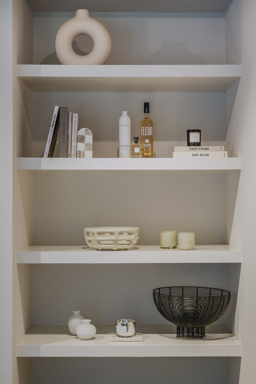 Interieur Jaren 70 villa Bilthoven nis planken keuken | Villa18 Interieurdesign