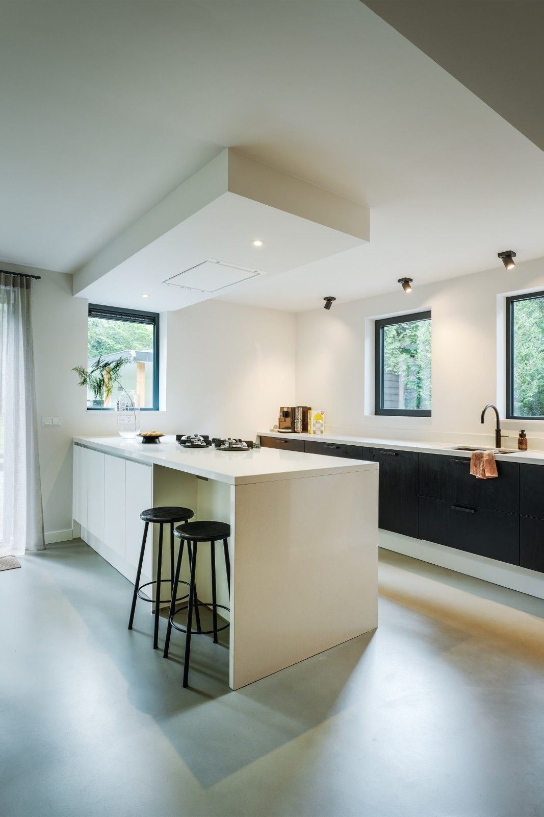 Interieur lichte keuken Jaren 70 villa Bilthoven | Villa18 Interieurdesign