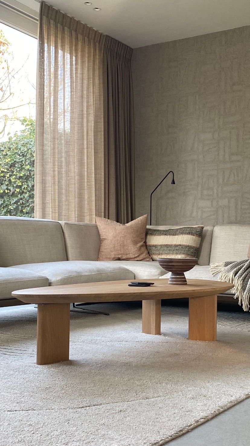 Woonkamer met lichte bank en eiken salontafel | Villa18 Interieurs