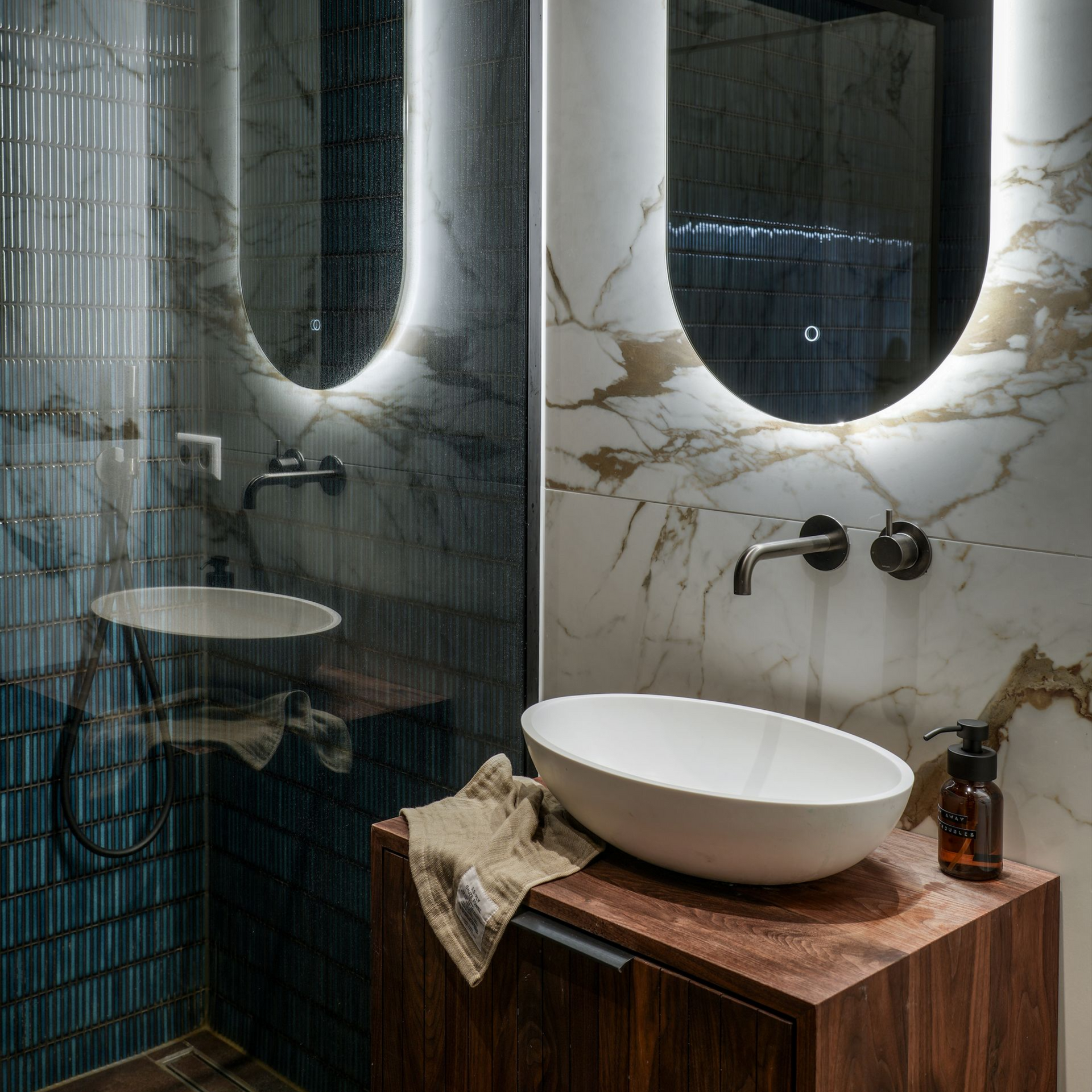 badkamer inspiratie waskom met inbouwkraan | Villa18 Interieurs
