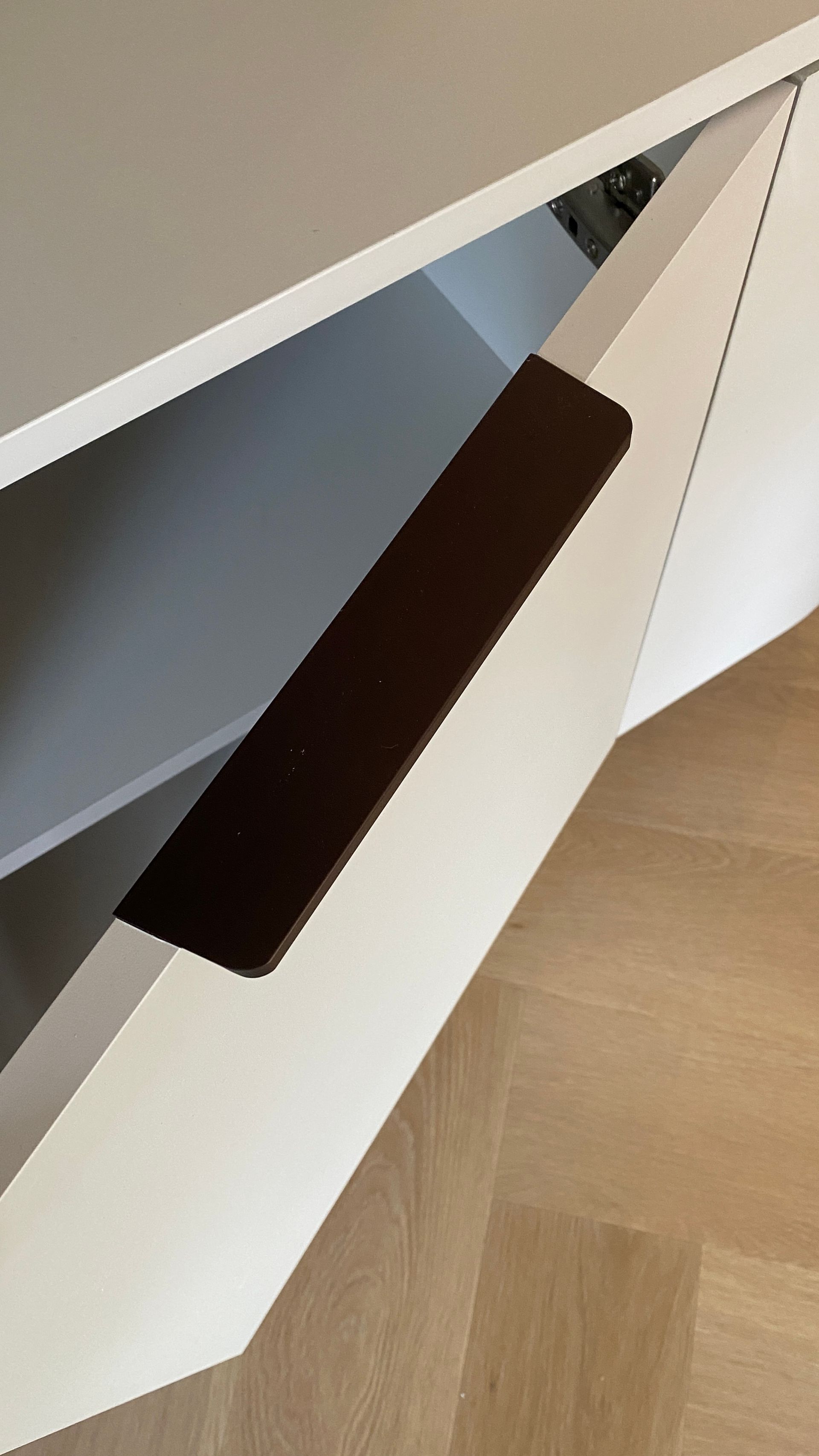 Maatwerk kastdeur met een donkere bronzen handgreep | Villa18 Interieurdesign