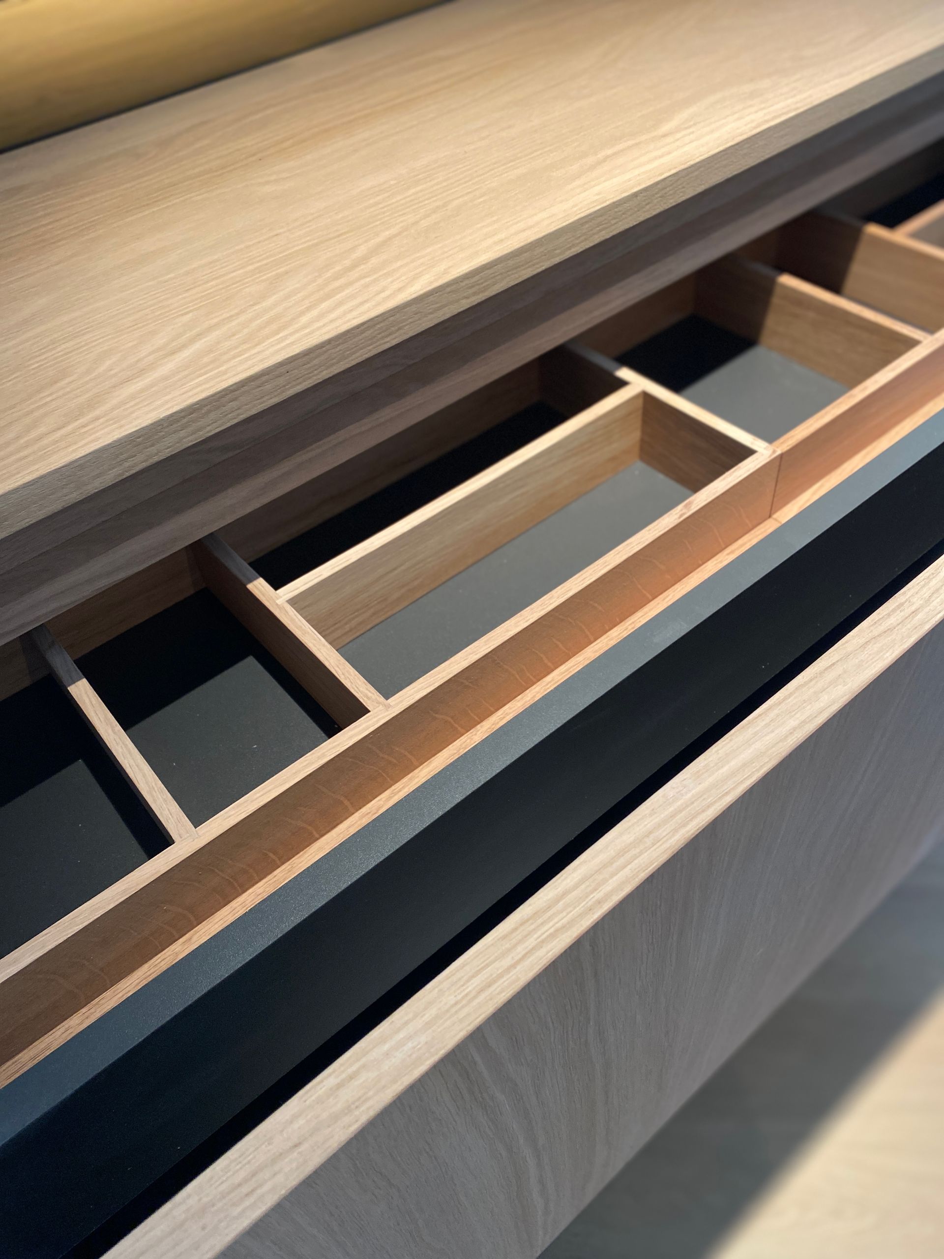 Open houten lade met vakverdelers in een moderne kast | Villa18