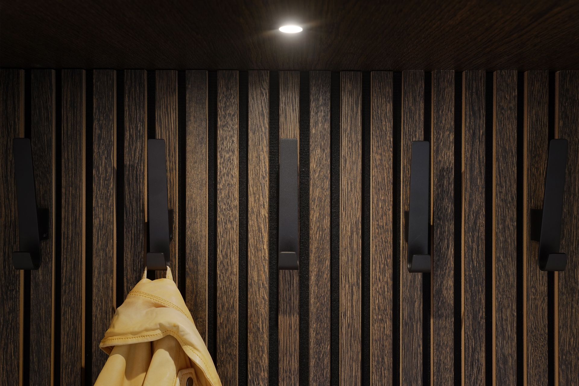 Rietgedekte villa Soest garderobe  | Villa18 Interieurs