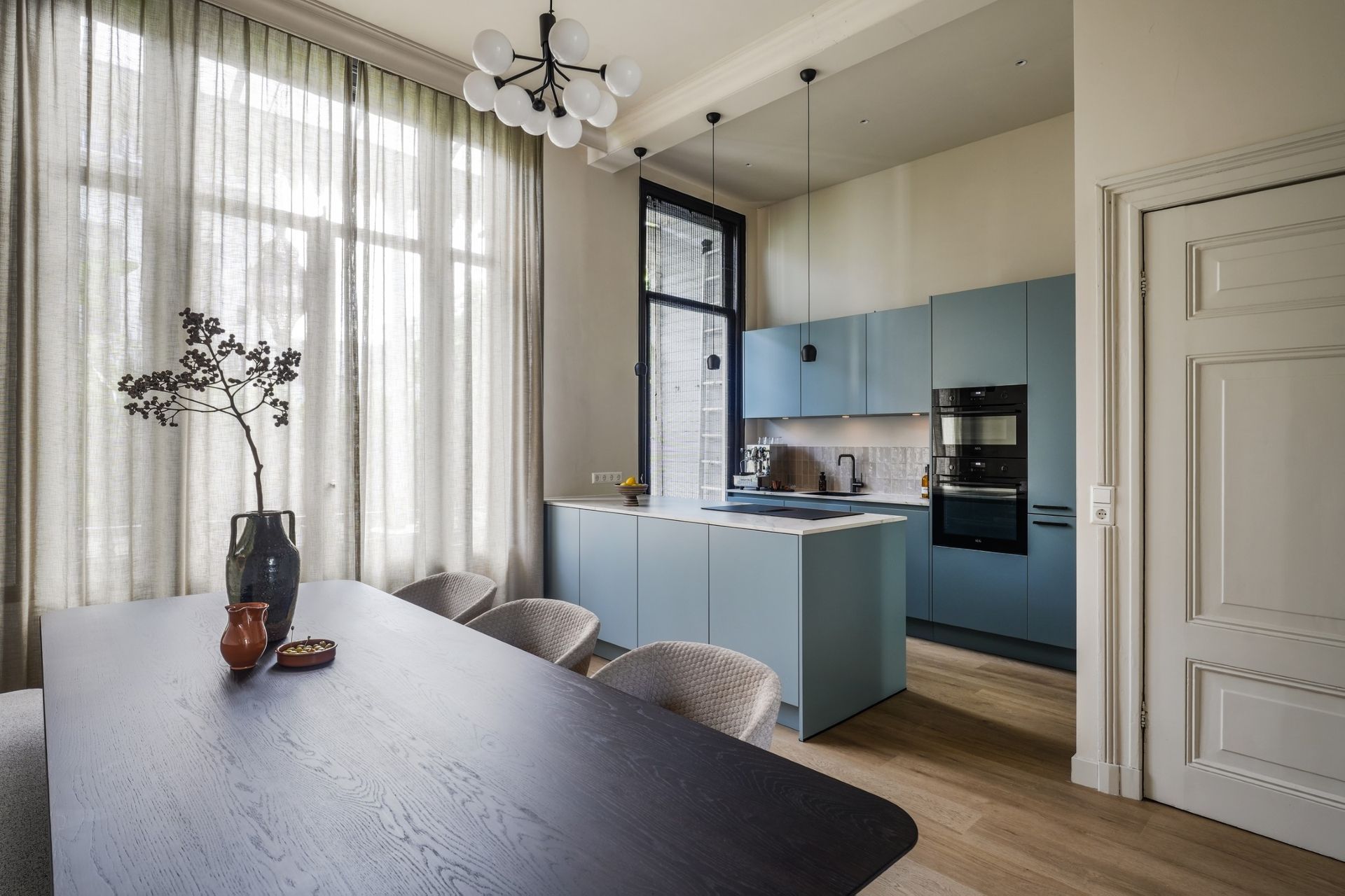 Sfeervolle eethoek met bank  beneden woning Utrecht | Villa18 Interieurs 
