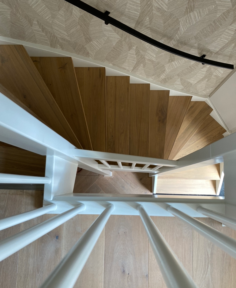 Traprenovatie entree, hal, houten treden