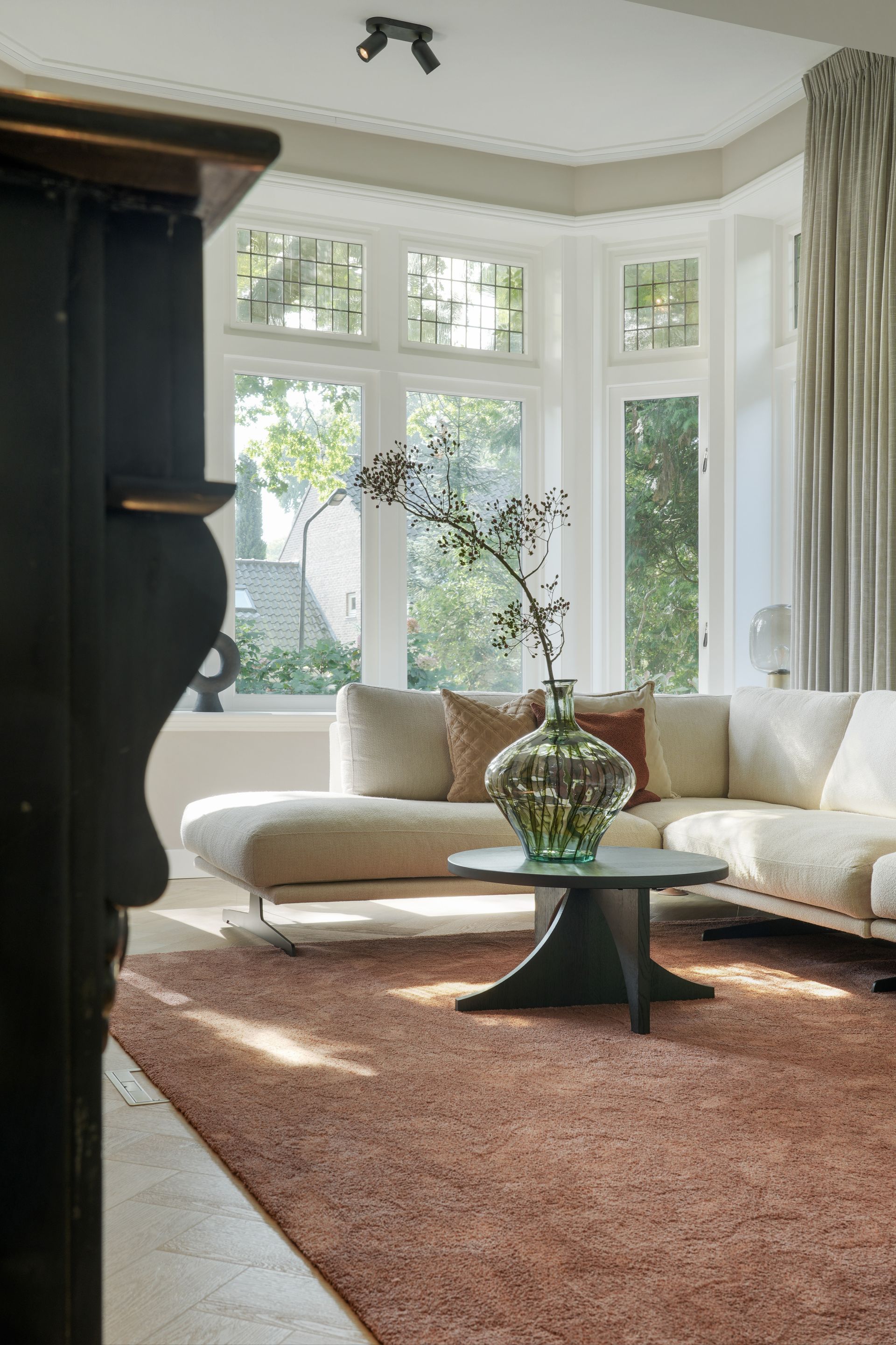 Sfeervolle woonkamer authentieke villa 1920 Hilversum | Villa18 Interieurs