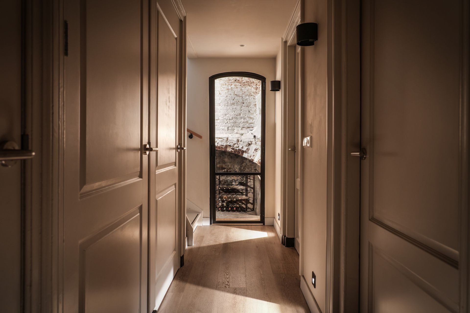 Wijnkast souterrain beneden woning Utrecht | Villa18 Interieurs 

