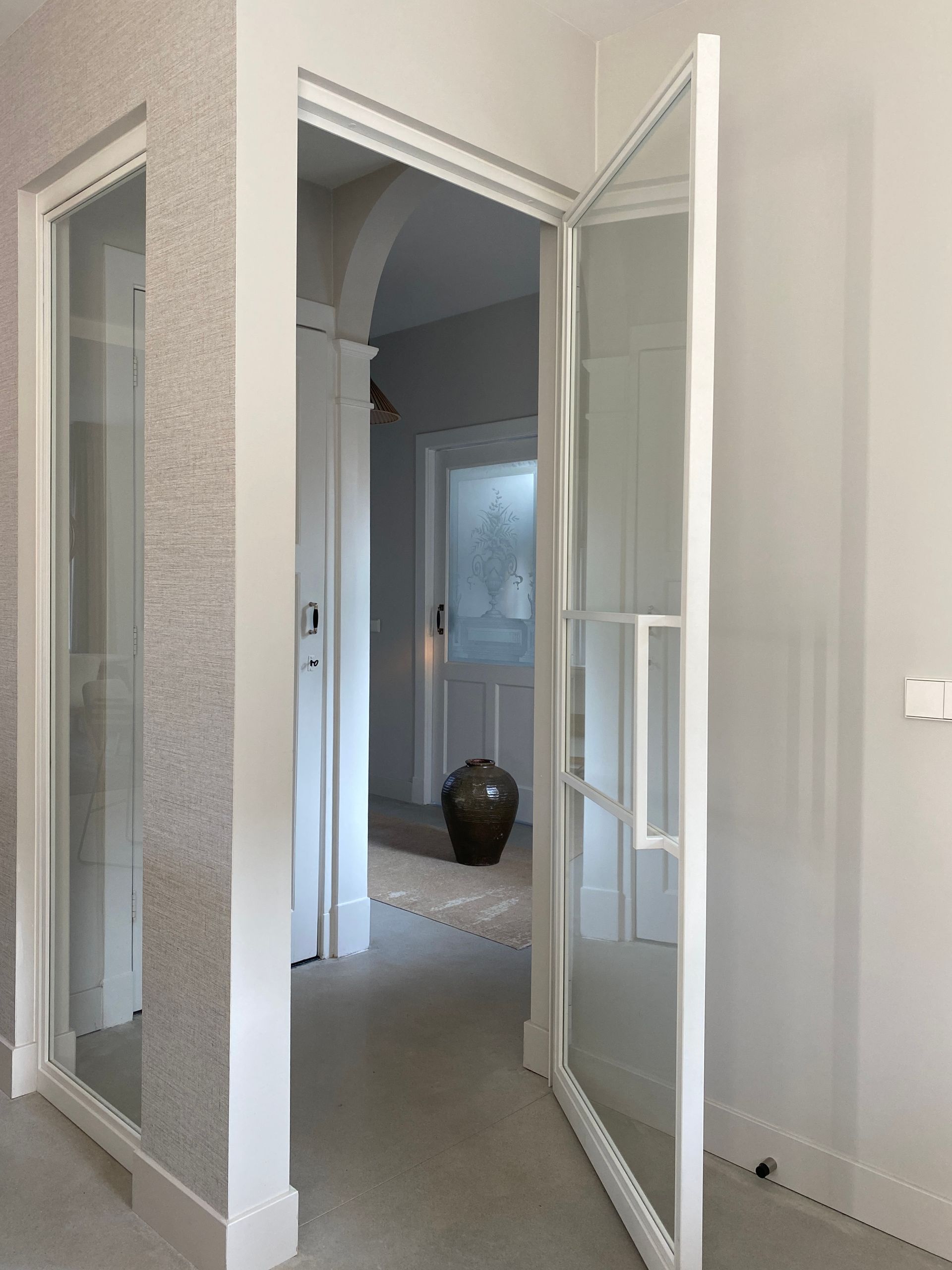 witte stalen deuren hal met authentieke details | Villa18 Interieurs