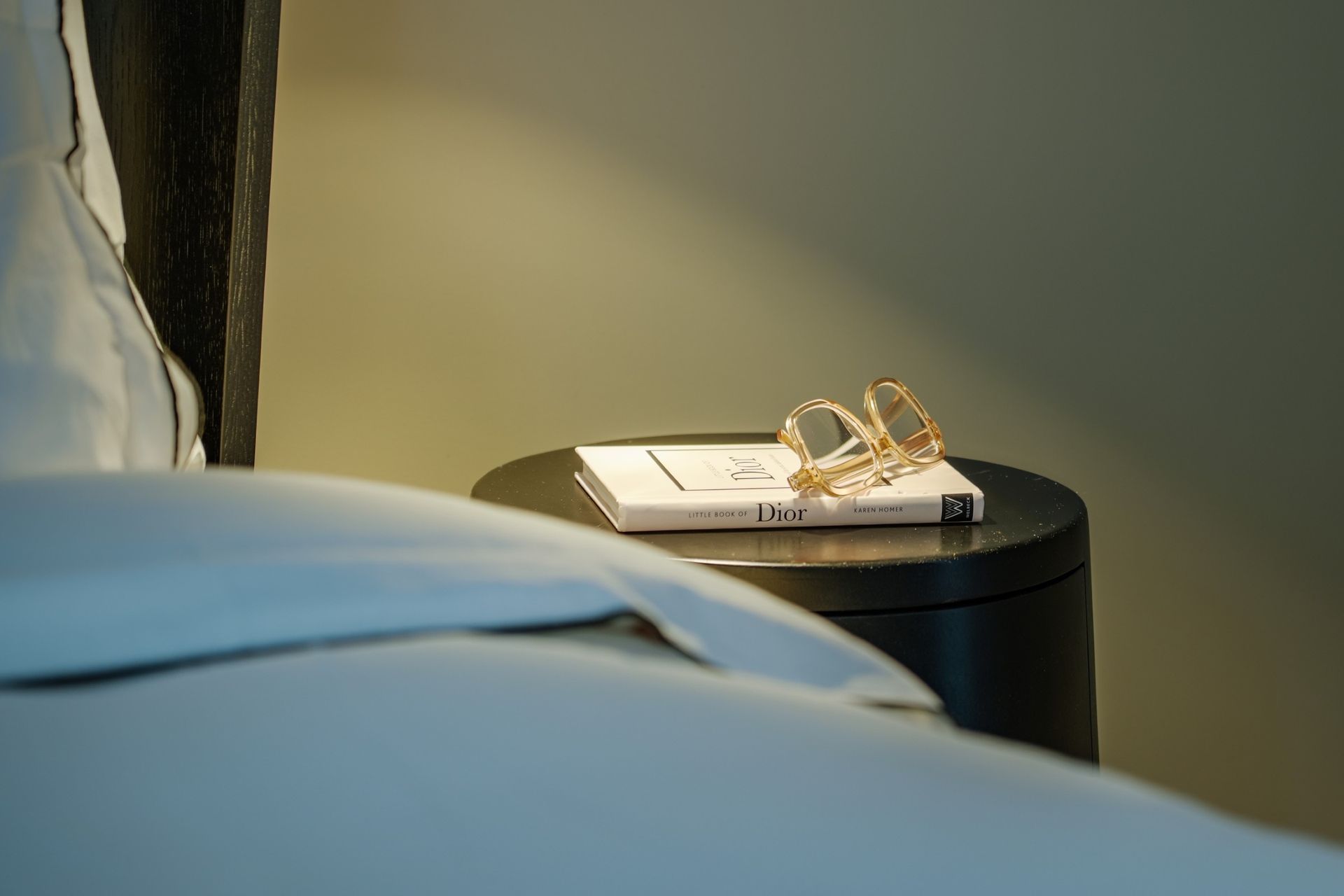 Jaren 70 villa Bilthoven slaapkamer nachtkastje | Villa18 Interieurdesign
