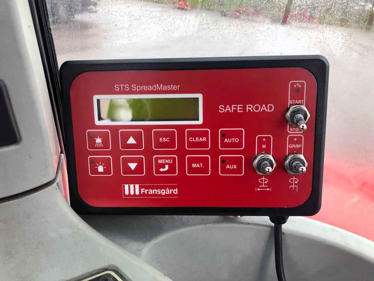 Et rødt og sort kontrolpanel monteret i traktor
