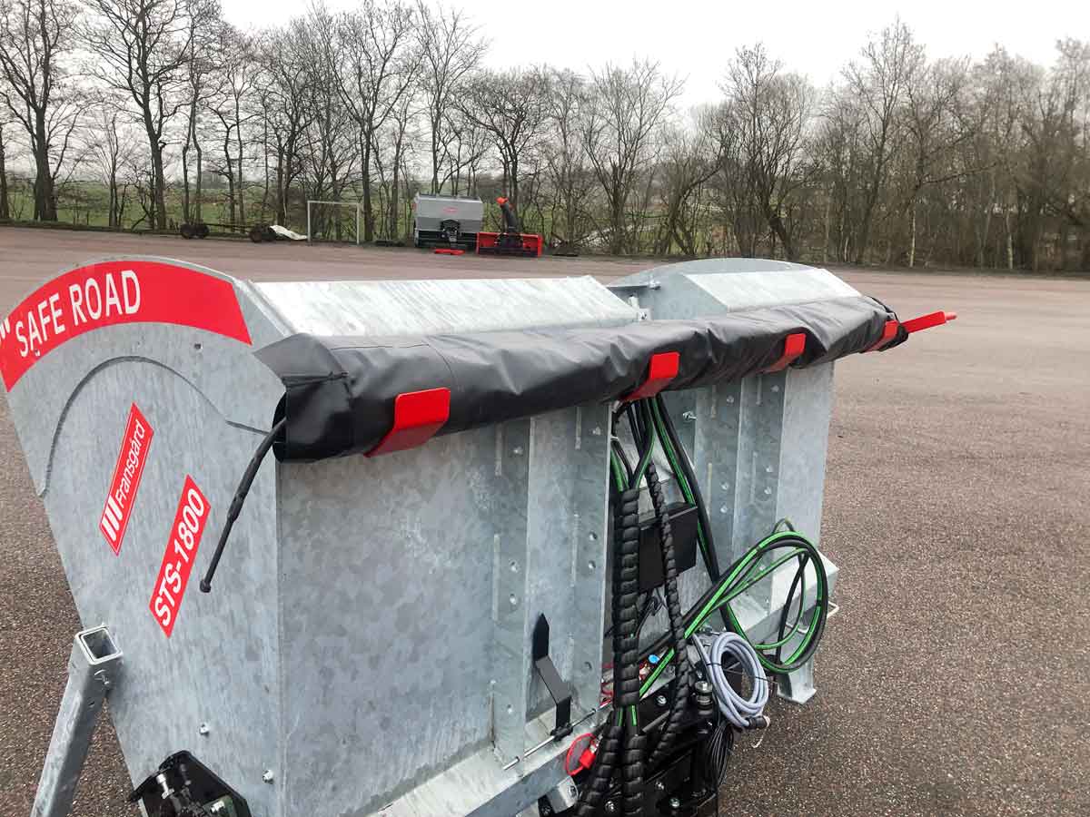 Presenningen placeret i holdere bagpå strømaskine.