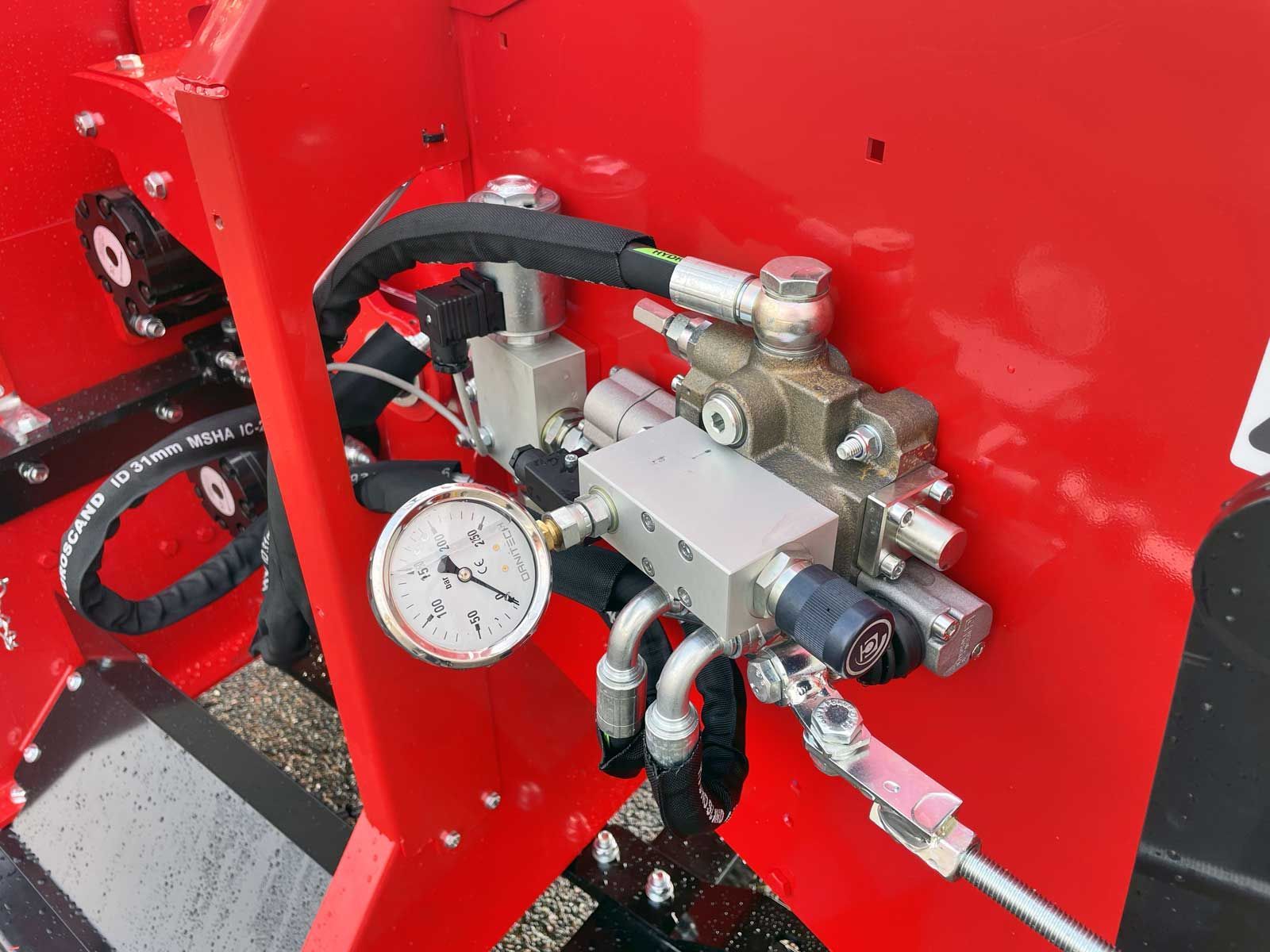 Adjustment valve for draw-in rollers at a PC-2700-PEH Wood Chipper