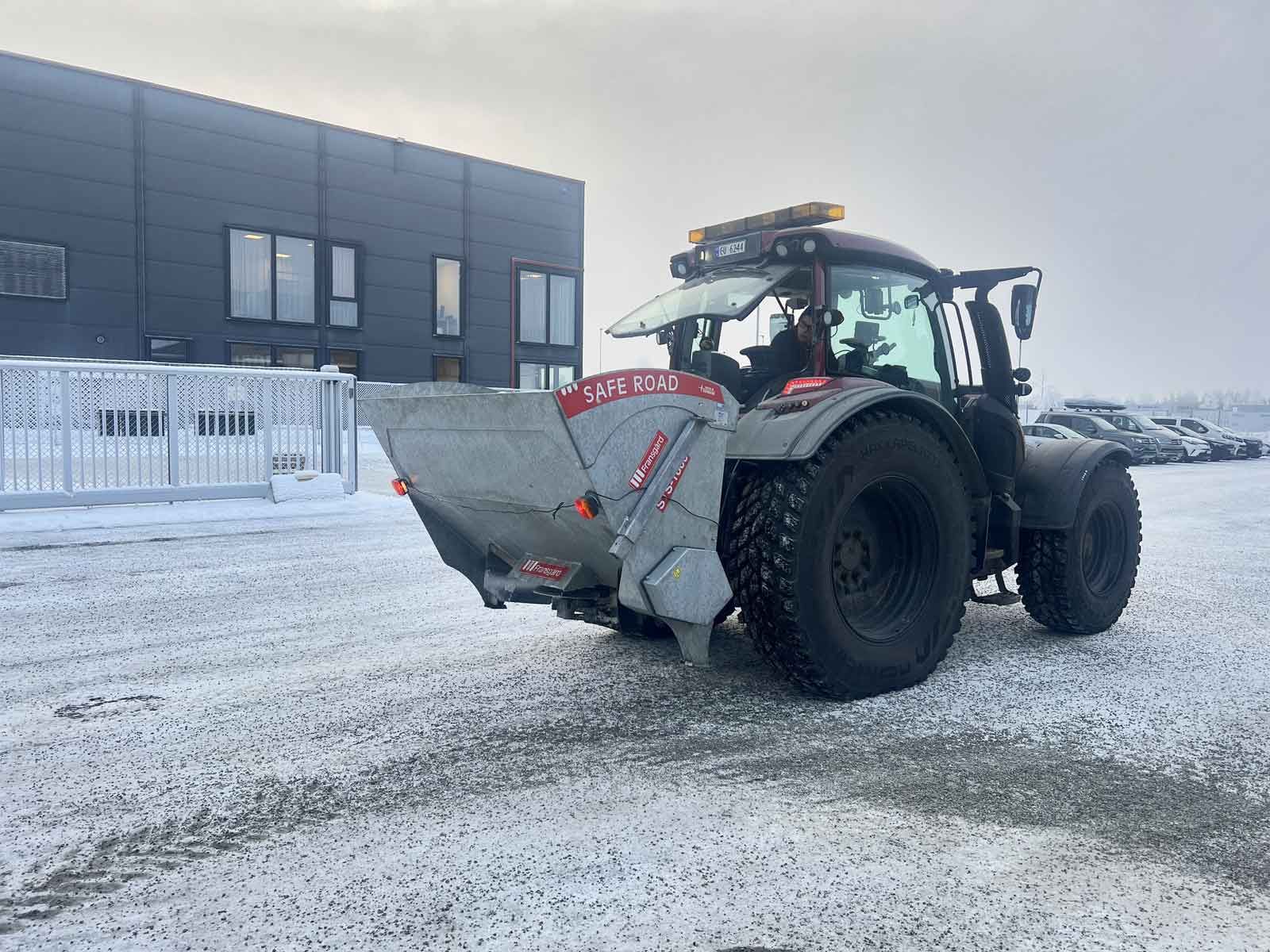 Et rødt Fransgård logo monteret på spreder set oppefra