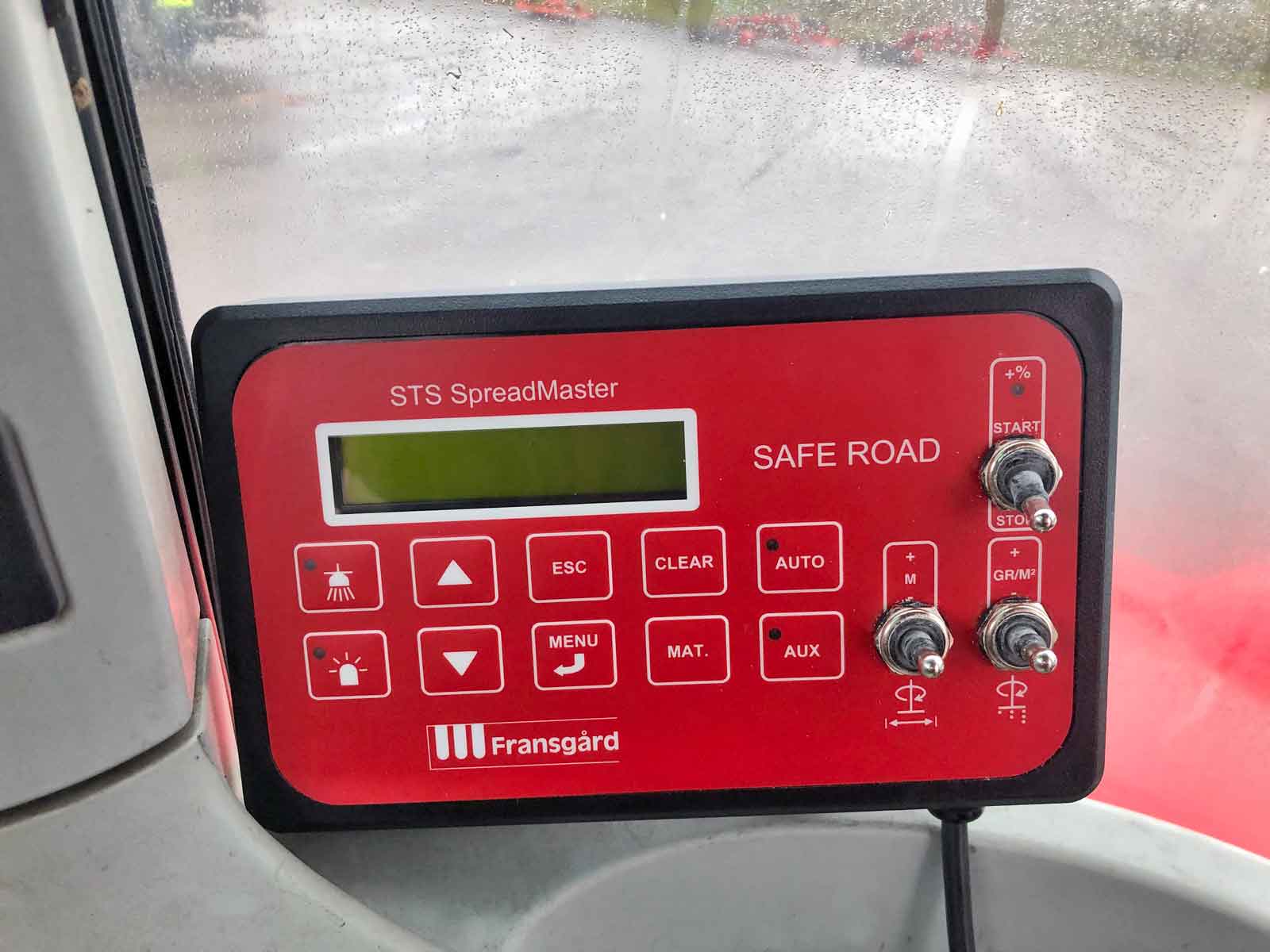 En rød og sort styreboks monteret i en traktor